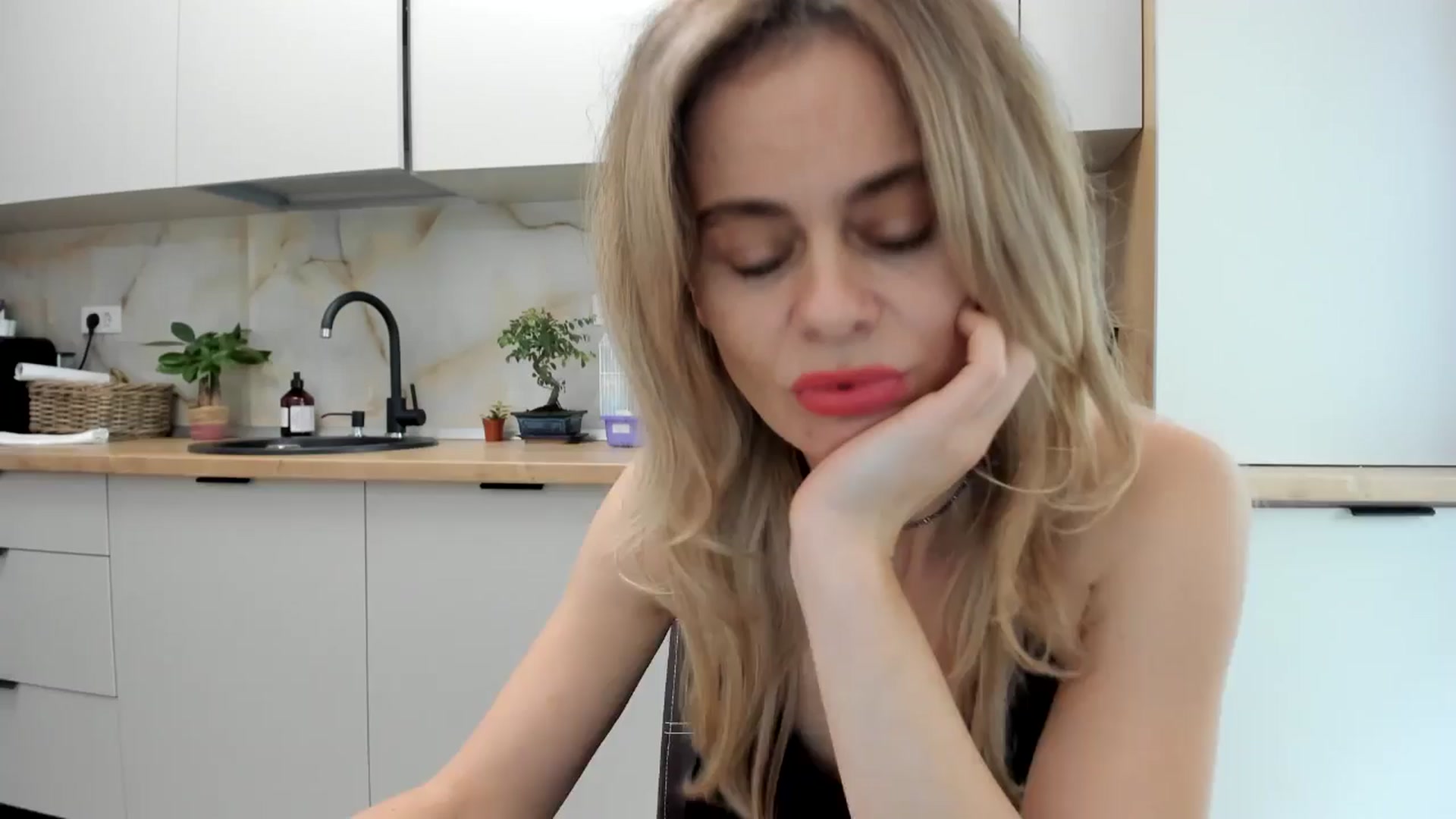 Gallery image thumbnail from DebbyPaige's myfreecams stream on, 11/14/2024, 12:41 image 4 of 20