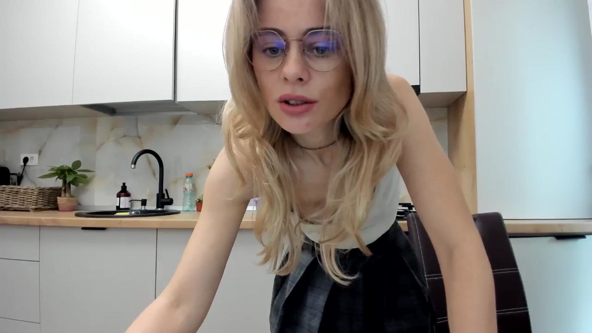 Gallery image thumbnail from DebbyPaige's myfreecams stream on, 11/15/2024, 08:32 image 11 of 20