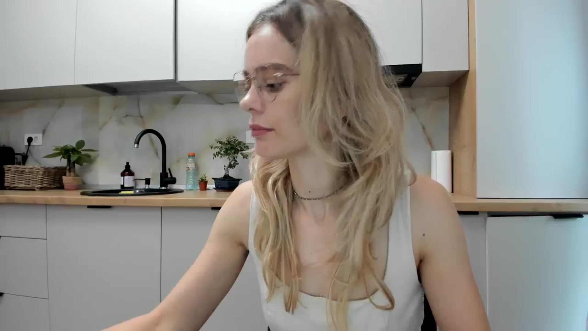 Gallery image thumbnail from DebbyPaige's myfreecams stream on, 11/15/2024, 08:32 image 9 of 20
