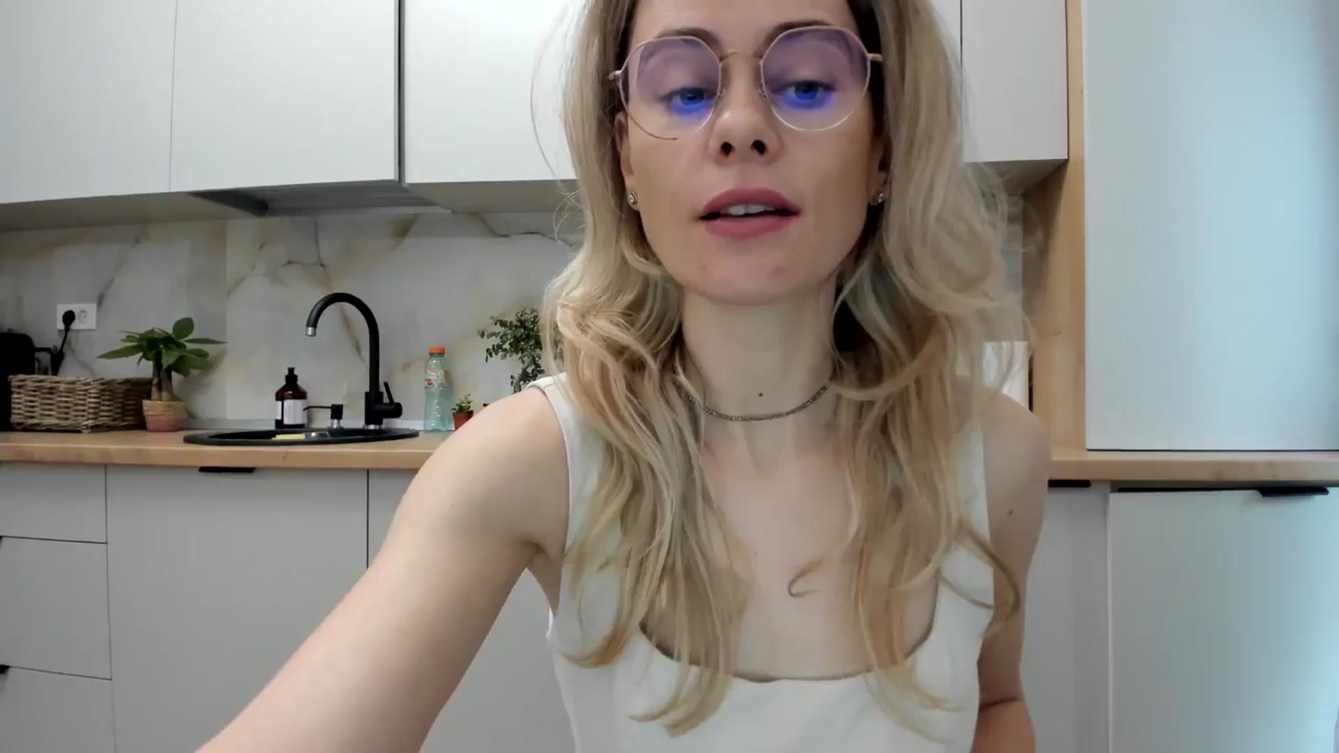 Gallery image thumbnail from DebbyPaige's myfreecams stream on, 11/15/2024, 08:32 image 10 of 20