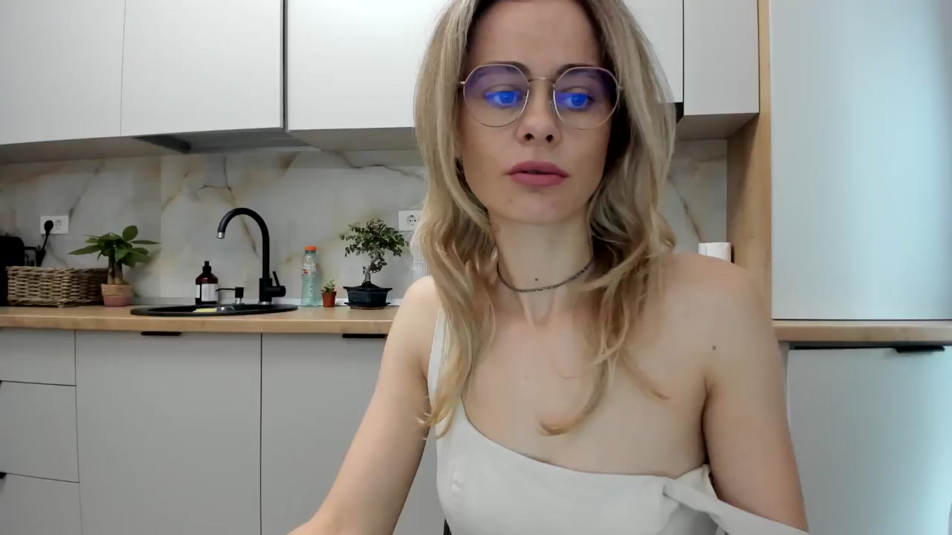 Gallery image thumbnail from DebbyPaige's myfreecams stream on, 11/15/2024, 08:32 image 6 of 20