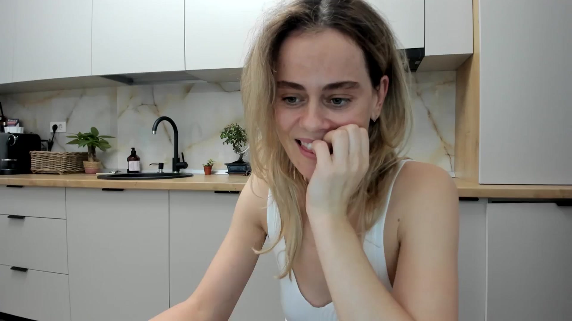 Gallery image thumbnail from DebbyPaige's myfreecams stream on, 11/15/2024, 17:26 image 13 of 20