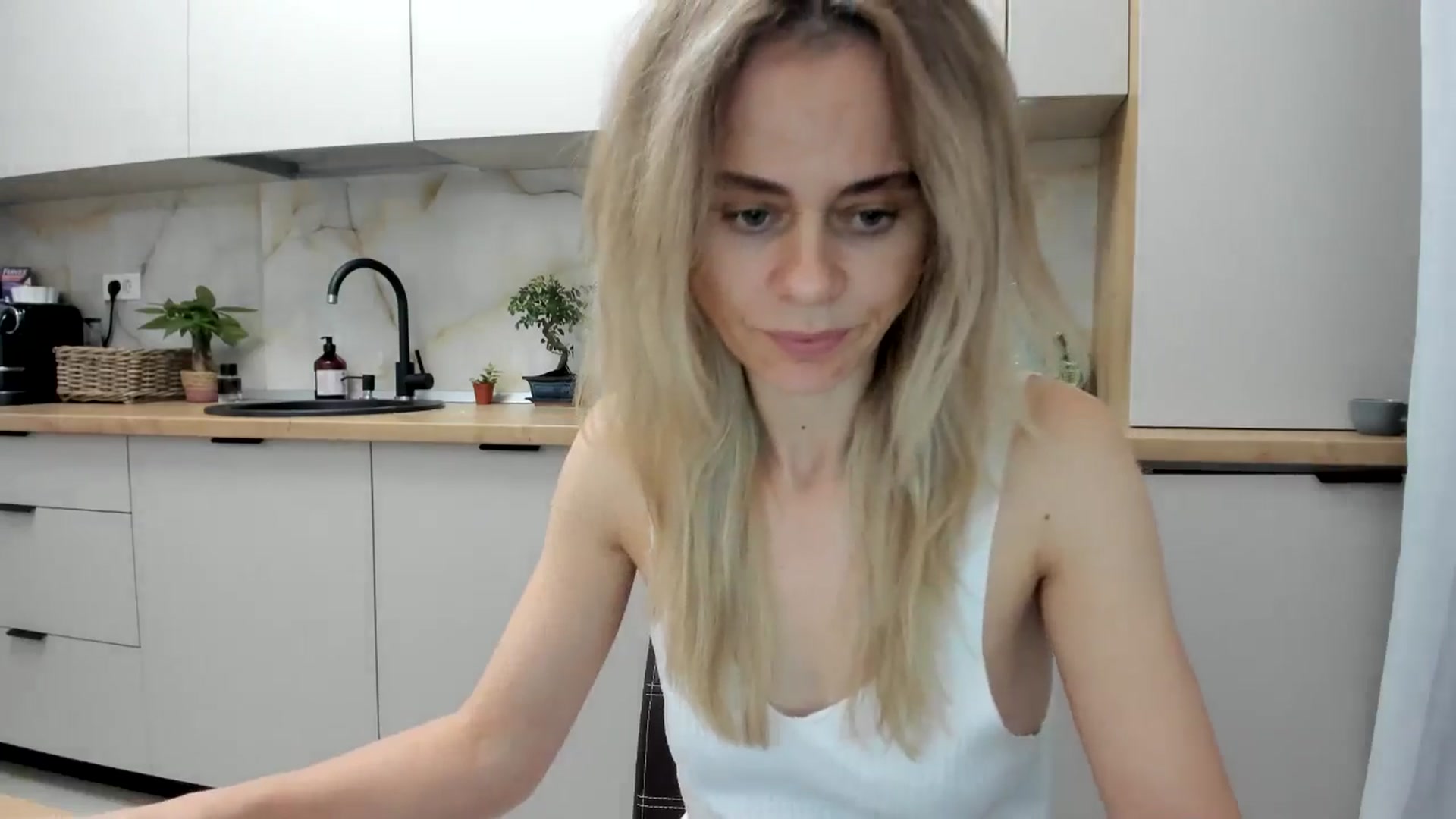 Gallery image thumbnail from DebbyPaige's myfreecams stream on, 11/17/2024, 15:43 image 7 of 20