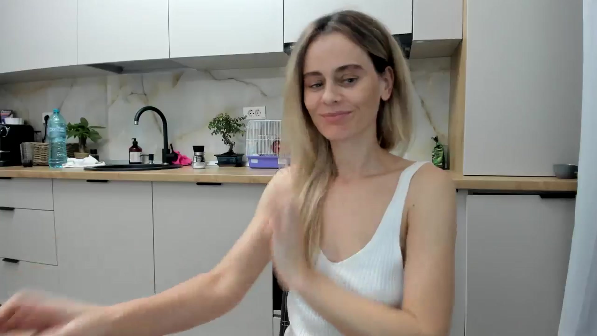 Gallery image thumbnail from DebbyPaige's myfreecams stream on, 11/17/2024, 15:43 image 2 of 20