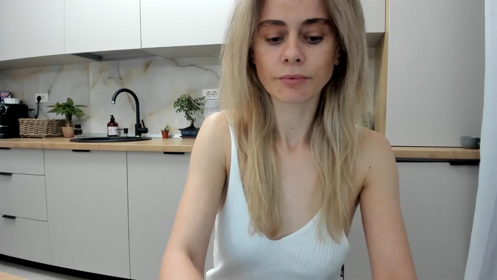 Gallery image thumbnail from DebbyPaige's myfreecams stream on, 11/17/2024, 15:43 image 6 of 20