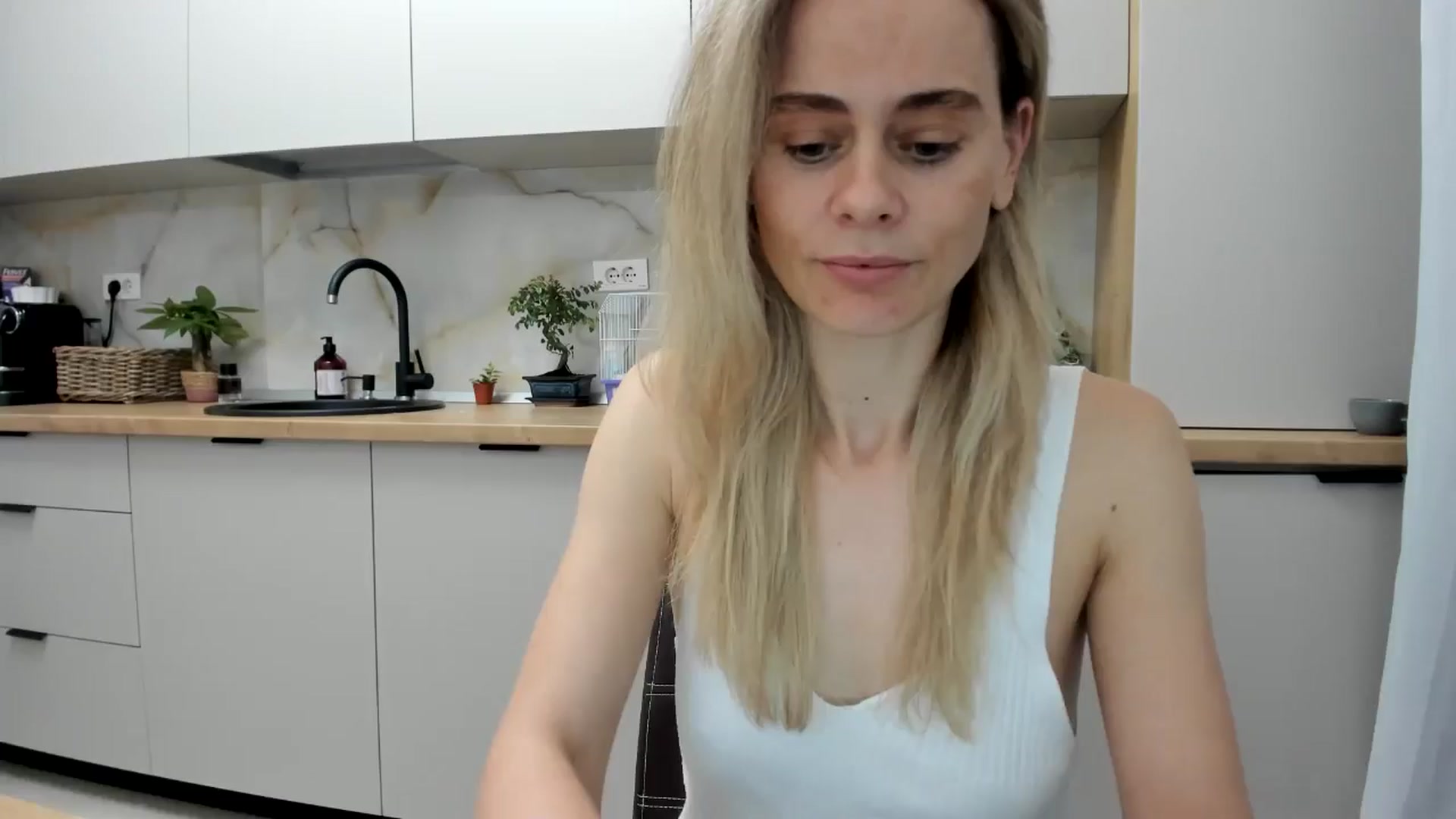 Gallery image thumbnail from DebbyPaige's myfreecams stream on, 11/17/2024, 15:43 image 8 of 20