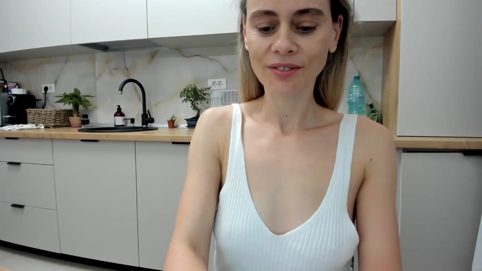 Gallery image thumbnail from DebbyPaige's myfreecams stream on, 11/17/2024, 17:41 image 12 of 20