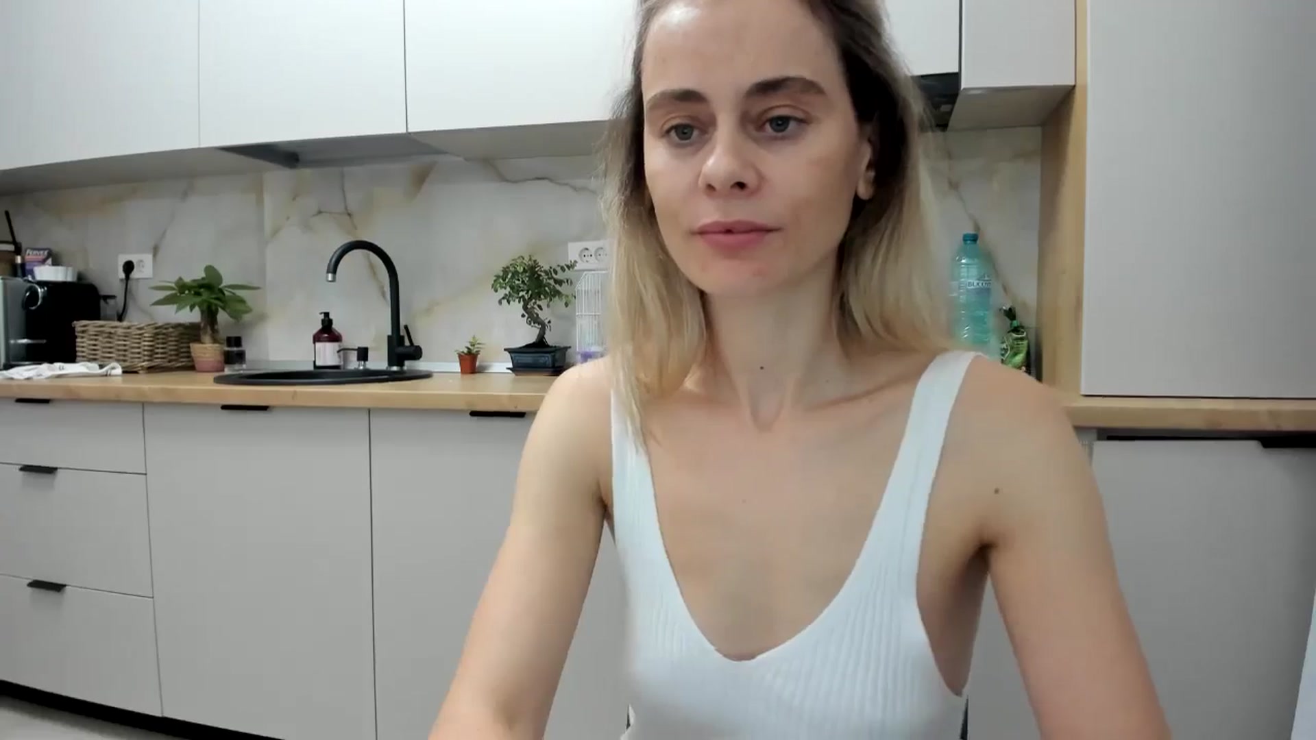 Gallery image thumbnail from DebbyPaige's myfreecams stream on, 11/17/2024, 17:41 image 17 of 20