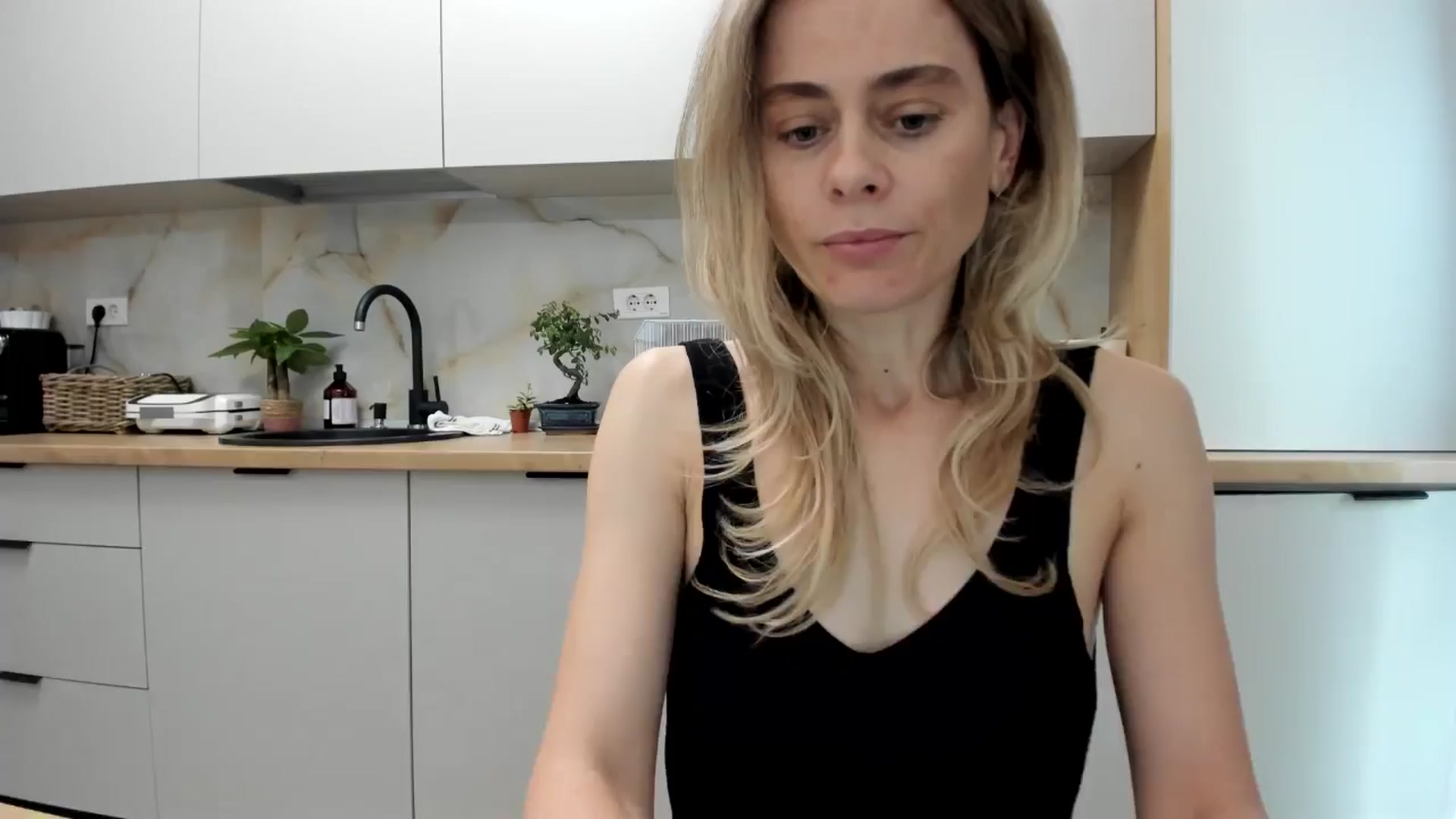 Gallery image thumbnail from DebbyPaige's myfreecams stream on, 11/22/2024, 11:28 image 15 of 20