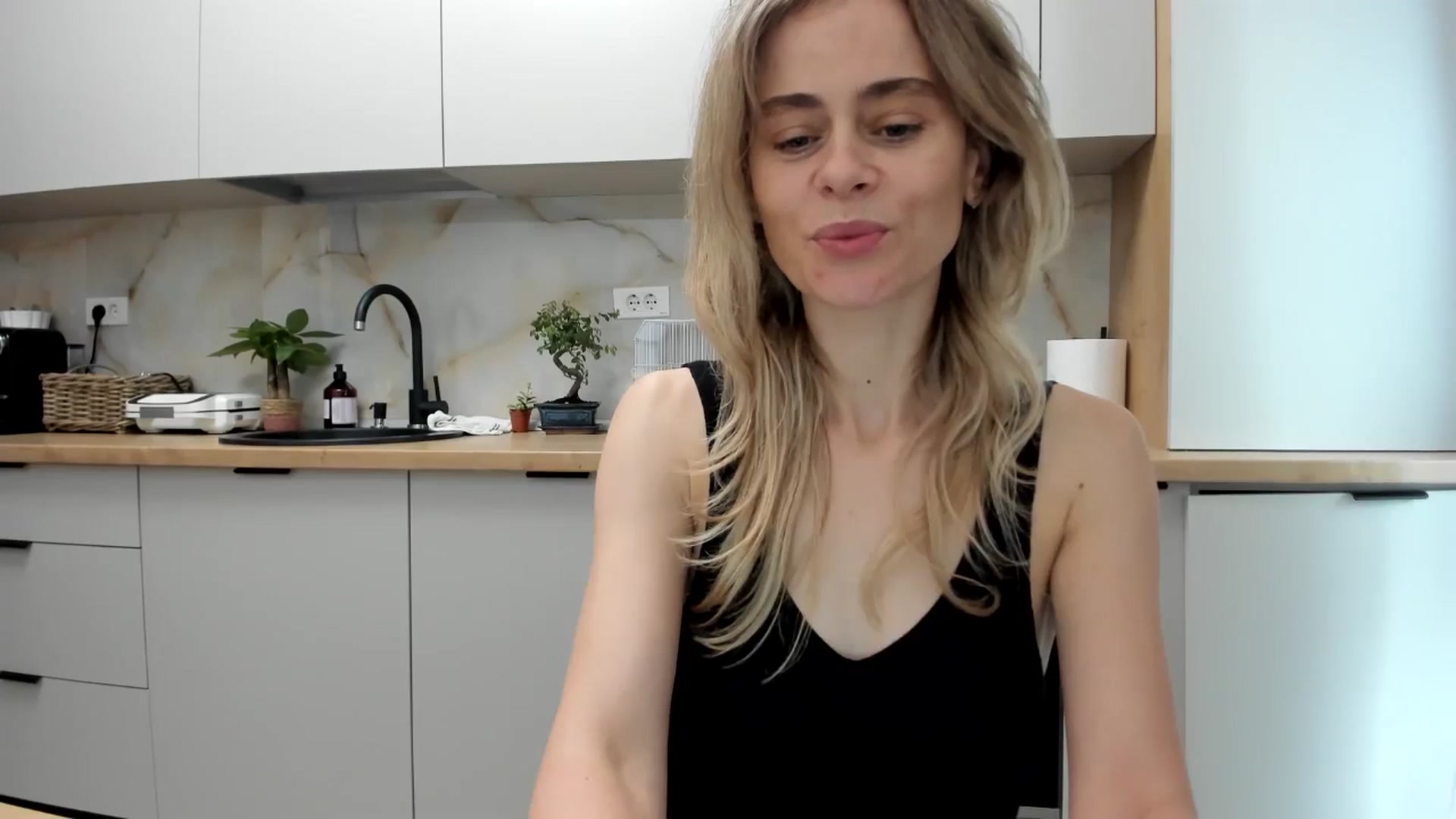 Gallery image thumbnail from DebbyPaige's myfreecams stream on, 11/22/2024, 11:28 image 17 of 20