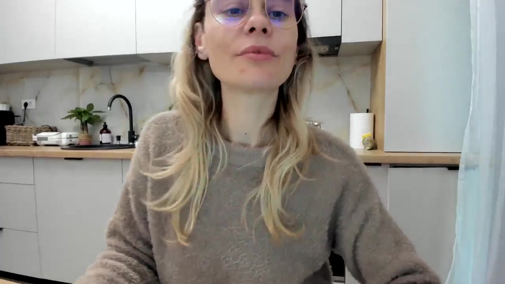 Gallery image thumbnail from DebbyPaige's myfreecams stream on, 11/22/2024, 15:10 image 4 of 20
