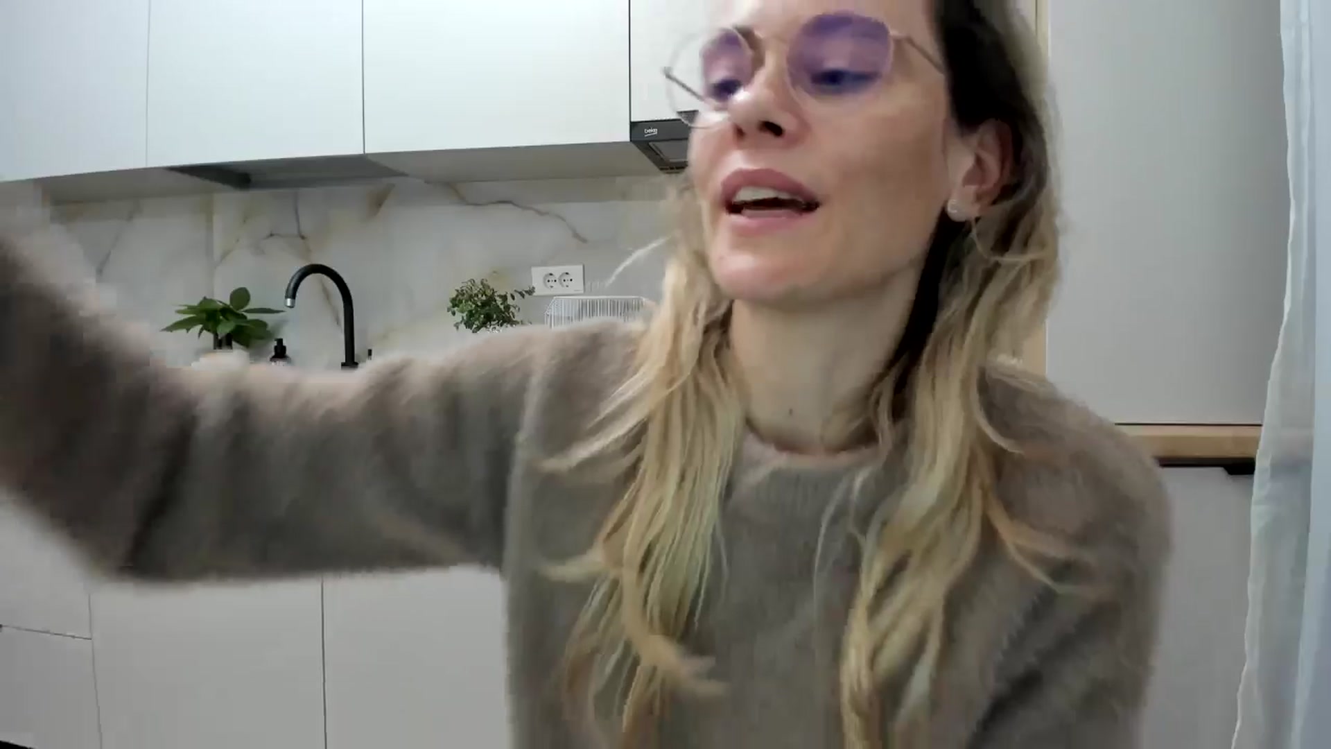 Gallery image thumbnail from DebbyPaige's myfreecams stream on, 11/22/2024, 15:10 image 18 of 20