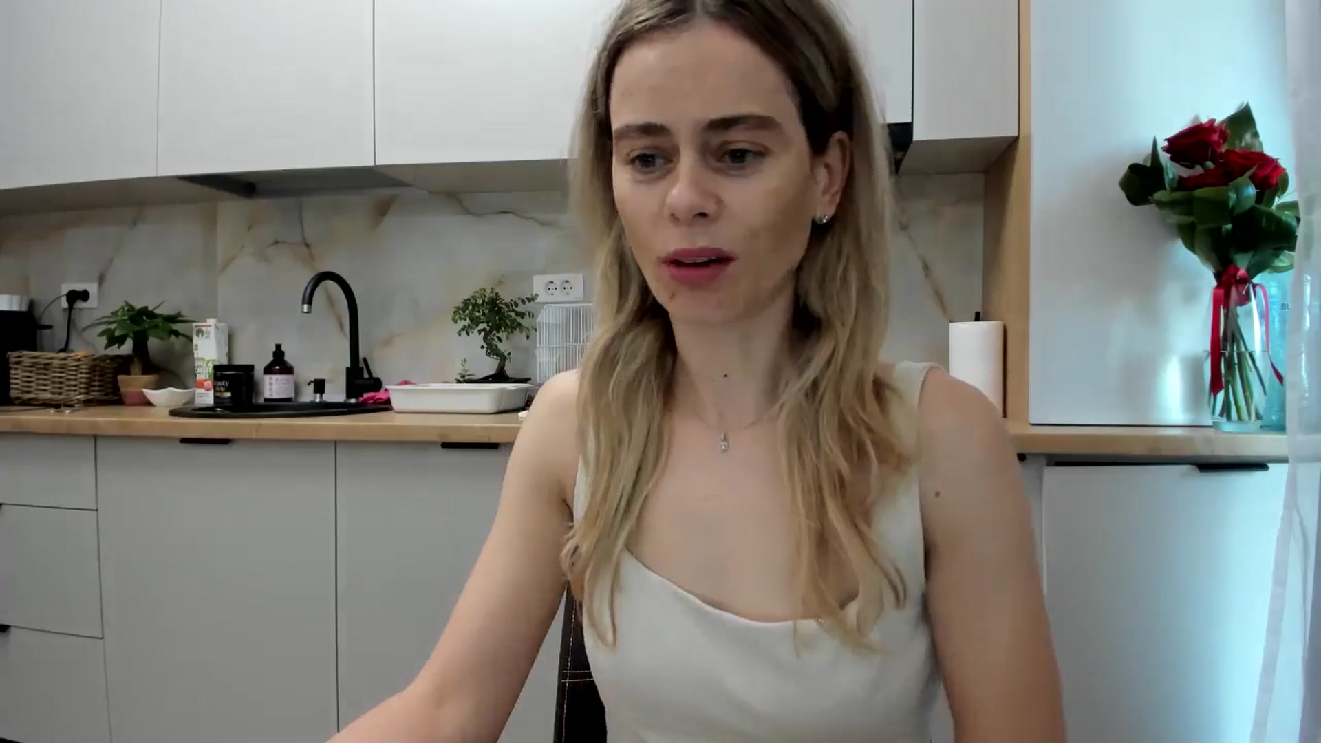 Gallery image thumbnail from DebbyPaige's myfreecams stream on, 11/25/2024, 07:43 image 15 of 20