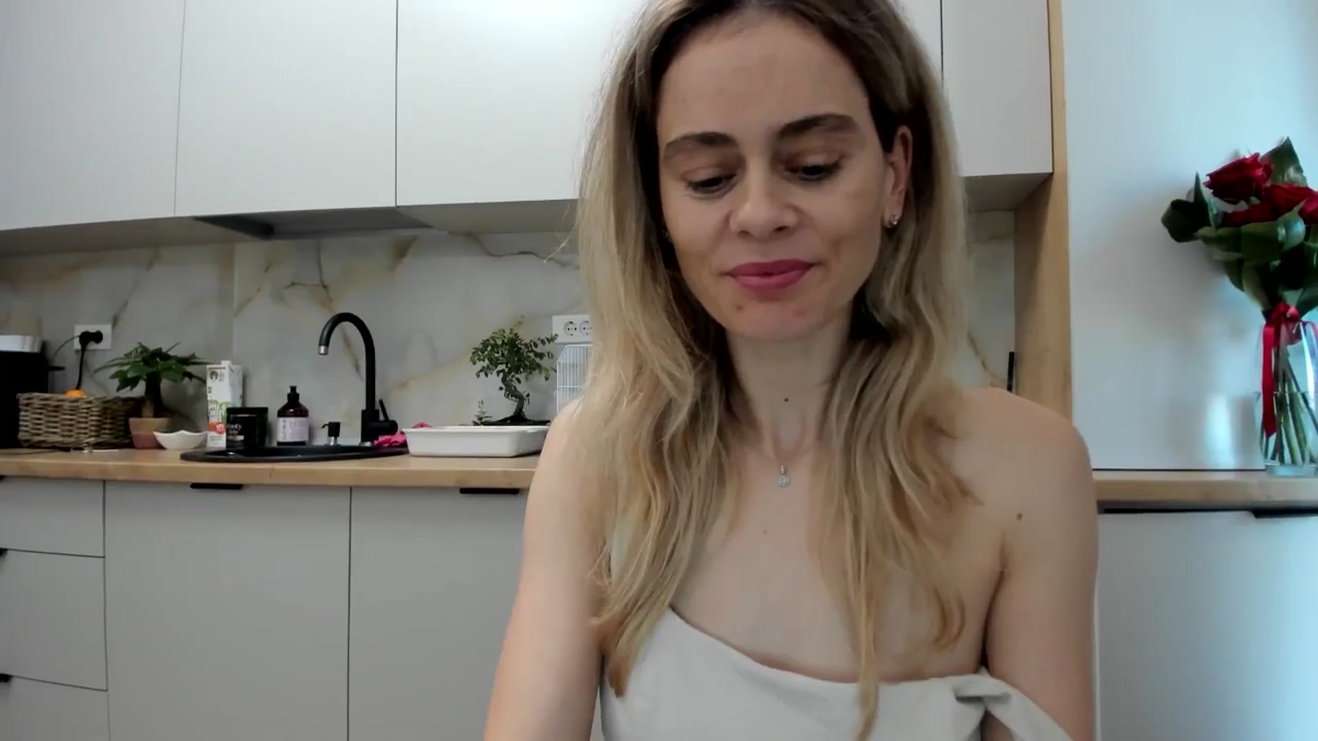 Gallery image thumbnail from DebbyPaige's myfreecams stream on, 11/25/2024, 10:36 image 9 of 20