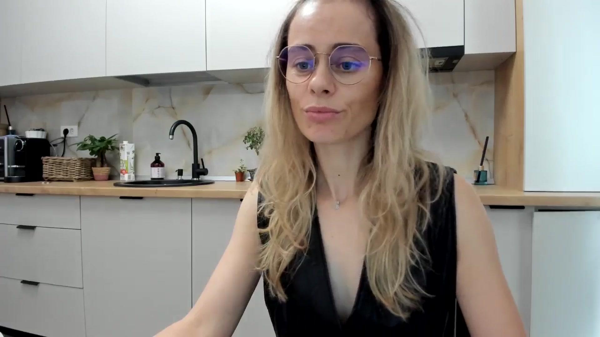 Gallery image thumbnail from DebbyPaige's myfreecams stream on, 11/27/2024, 11:56 image 17 of 20
