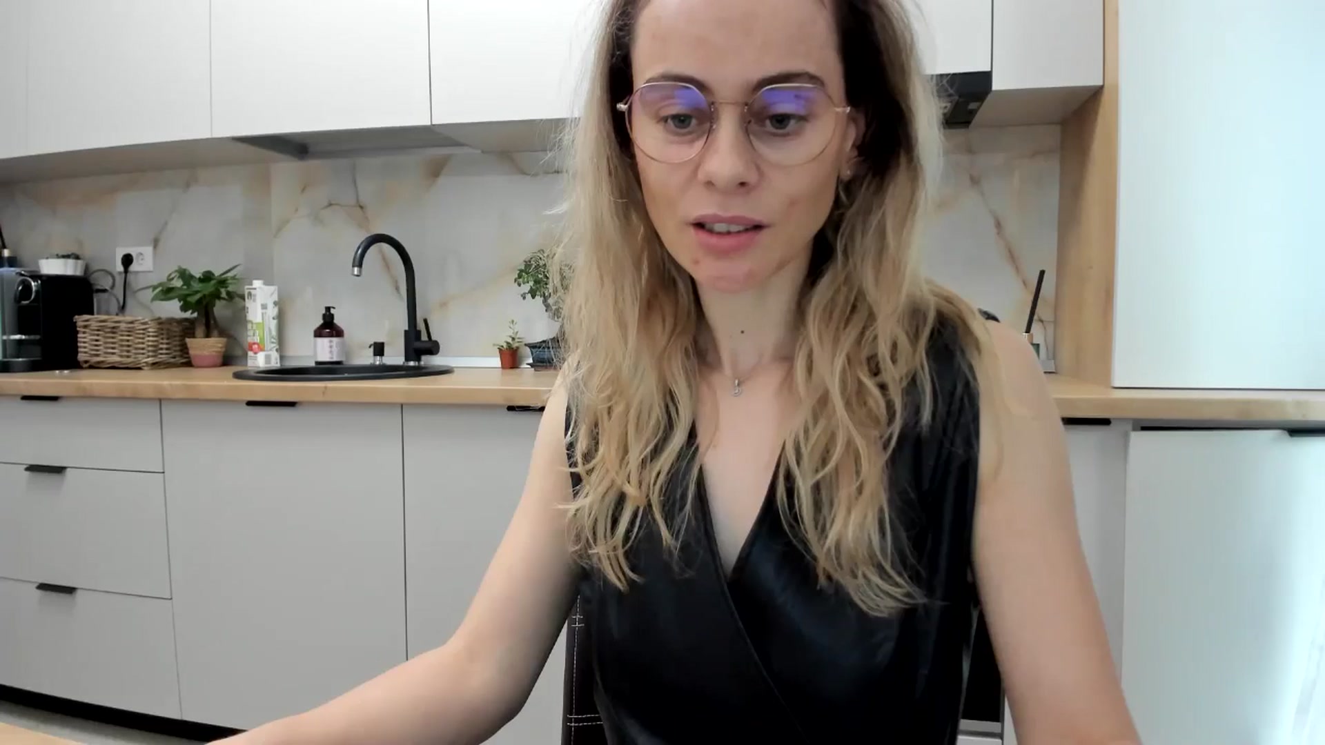 Gallery image thumbnail from DebbyPaige's myfreecams stream on, 11/27/2024, 13:32 image 3 of 20