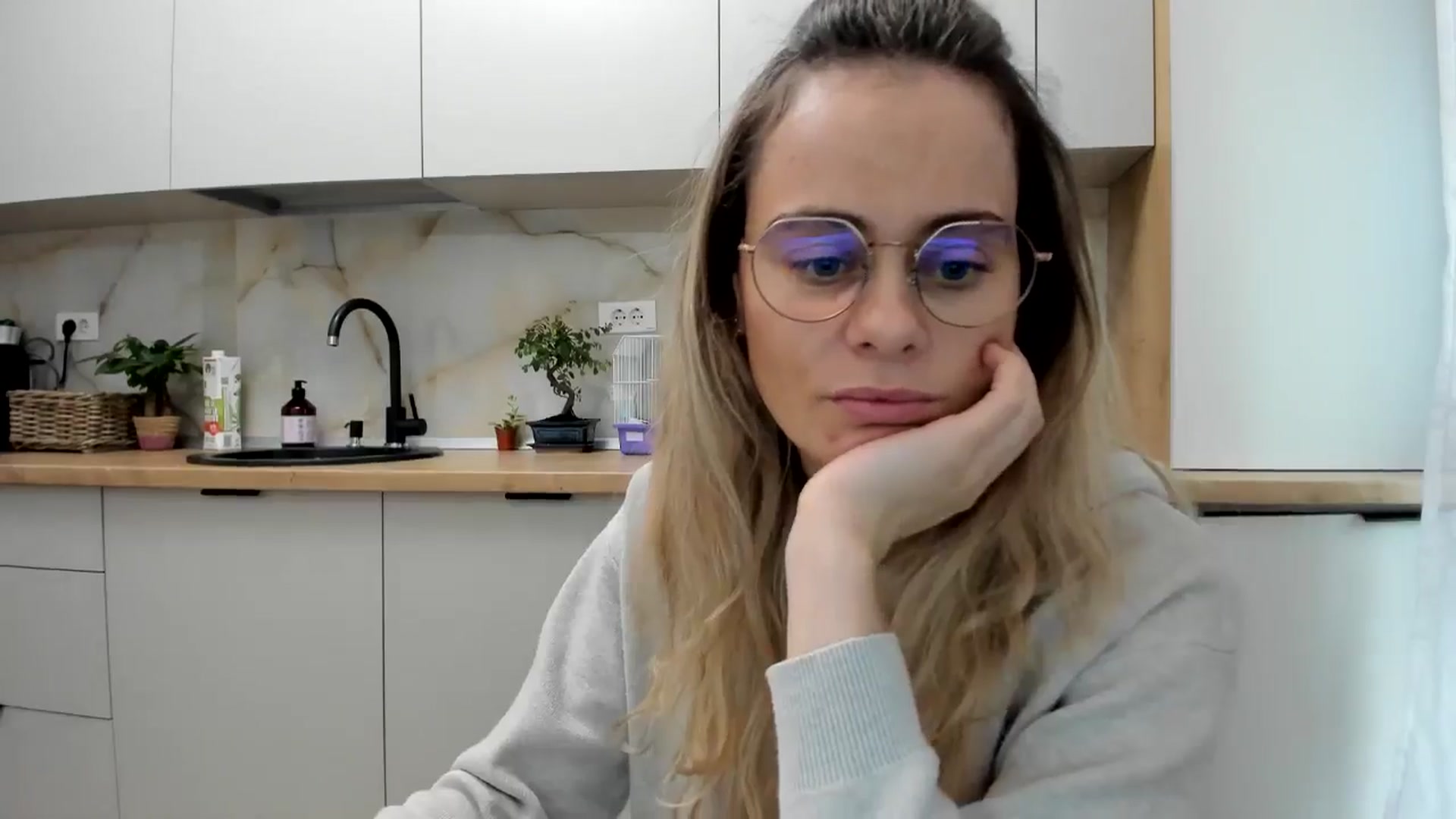 Gallery image thumbnail from DebbyPaige's myfreecams stream on, 11/27/2024, 13:32 image 16 of 20
