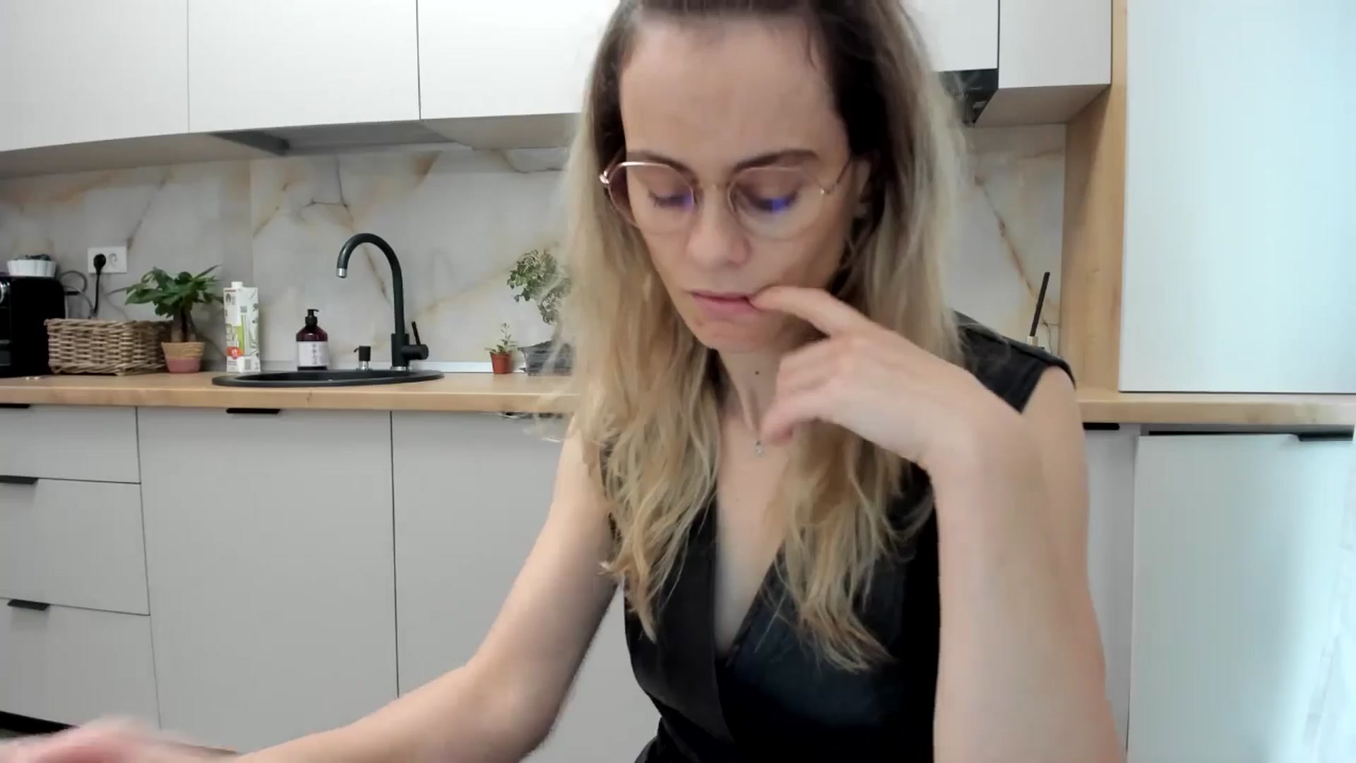 Gallery image thumbnail from DebbyPaige's myfreecams stream on, 11/27/2024, 13:32 image 6 of 20