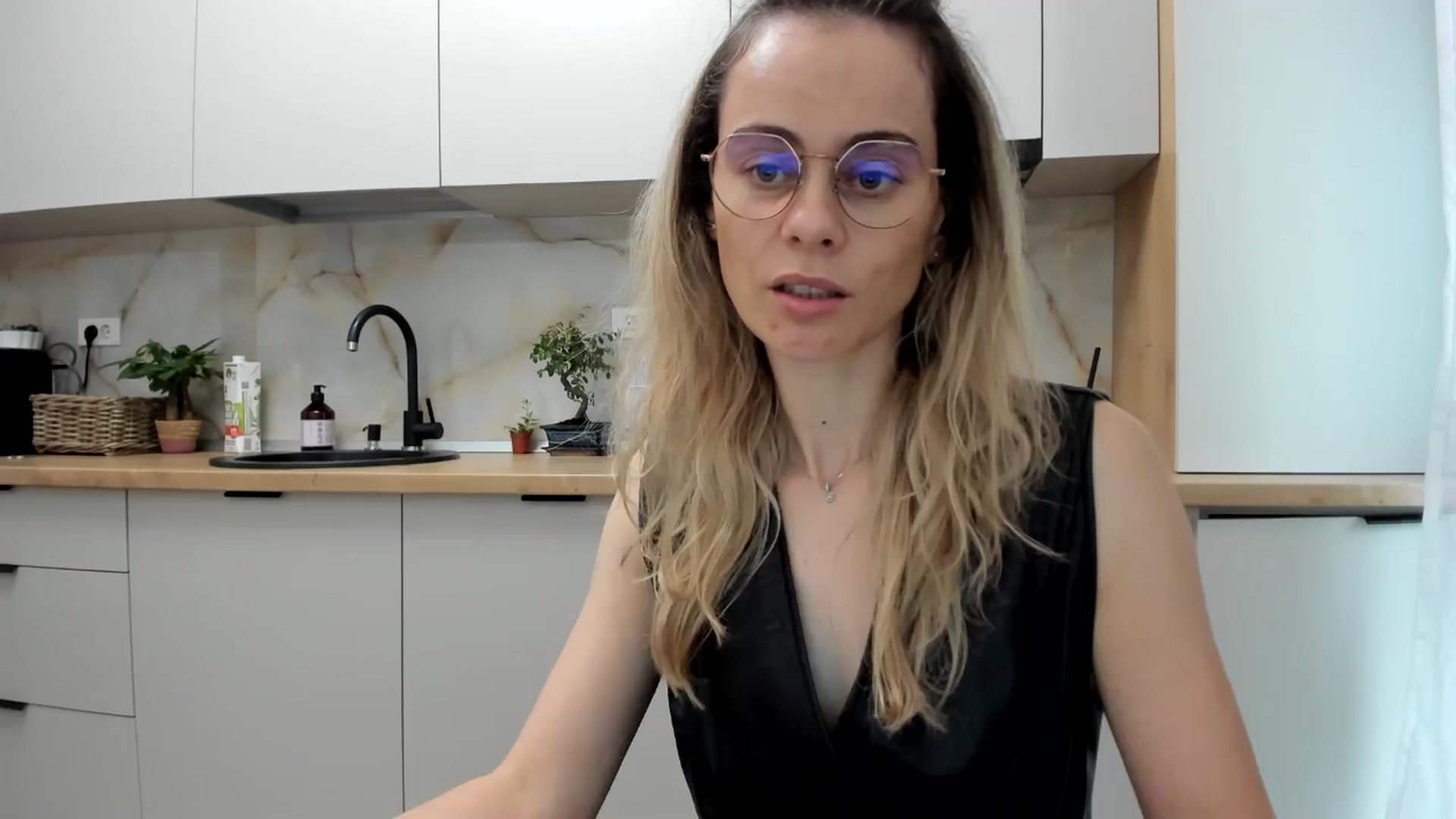 Gallery image thumbnail from DebbyPaige's myfreecams stream on, 11/27/2024, 13:32 image 9 of 20