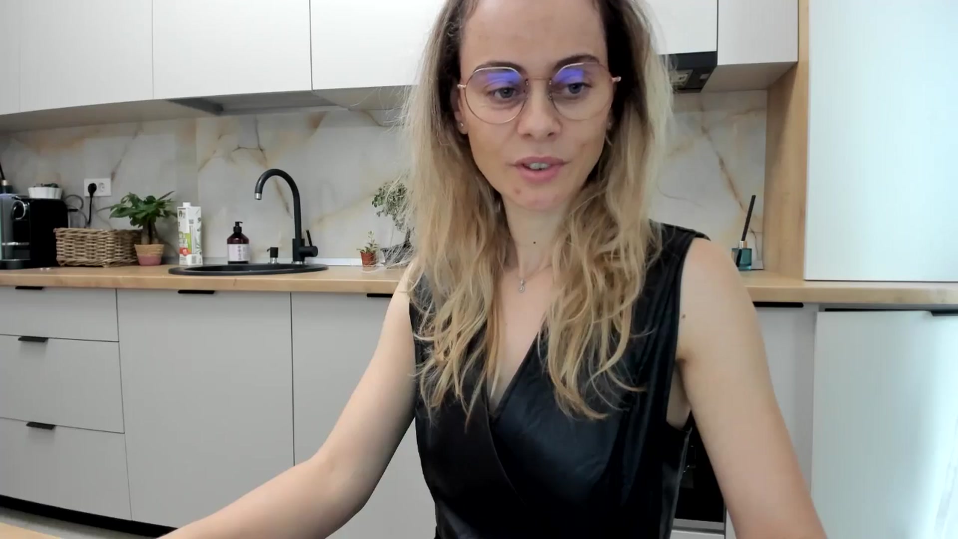 Gallery image thumbnail from DebbyPaige's myfreecams stream on, 11/27/2024, 13:32 image 2 of 20