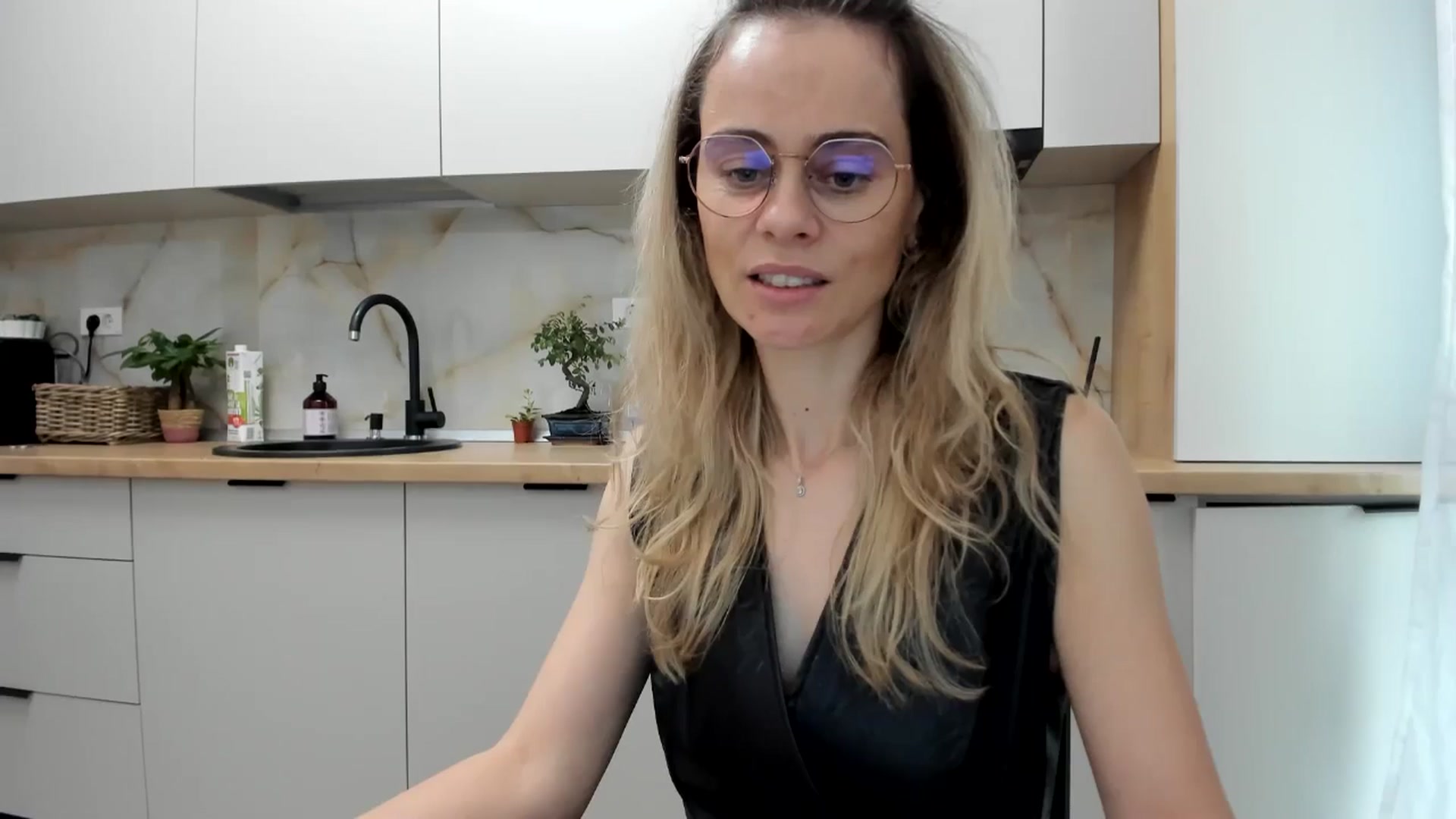 Gallery image thumbnail from DebbyPaige's myfreecams stream on, 11/27/2024, 13:32 image 13 of 20