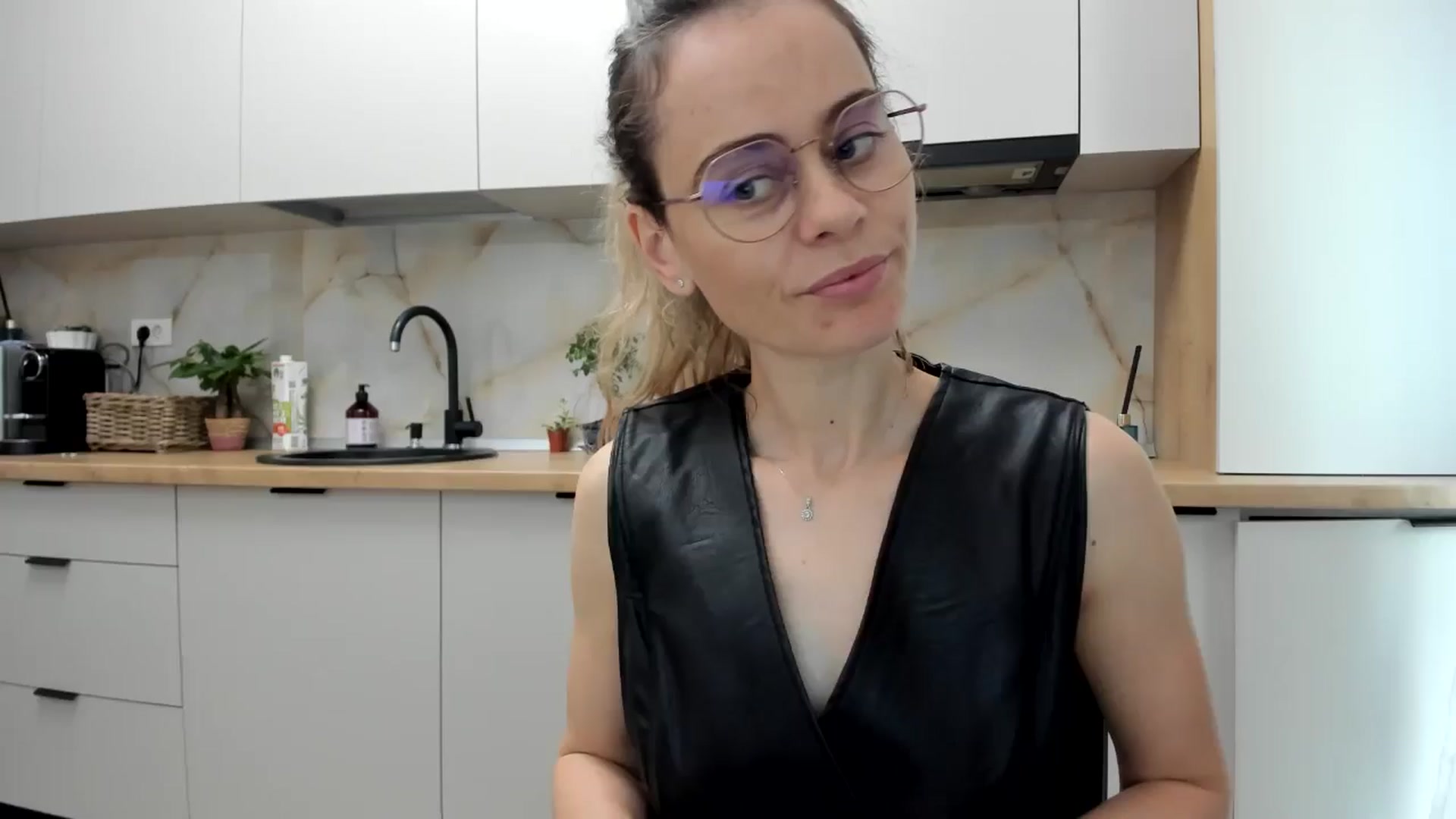 Gallery image thumbnail from DebbyPaige's myfreecams stream on, 11/27/2024, 13:32 image 1 of 20