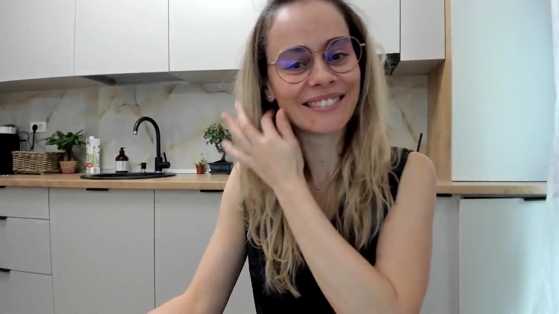 Gallery image thumbnail from DebbyPaige's myfreecams stream on, 11/27/2024, 13:32 image 8 of 20
