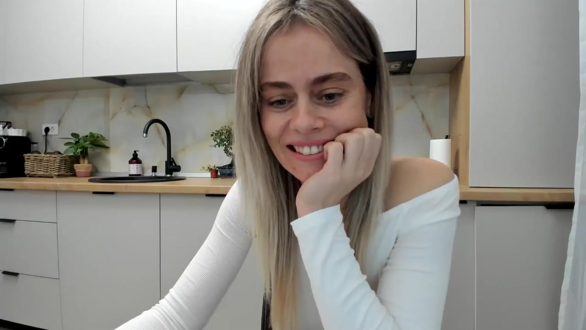 Gallery image thumbnail from DebbyPaige's myfreecams stream on, 12/06/2024, 16:48 image 14 of 20