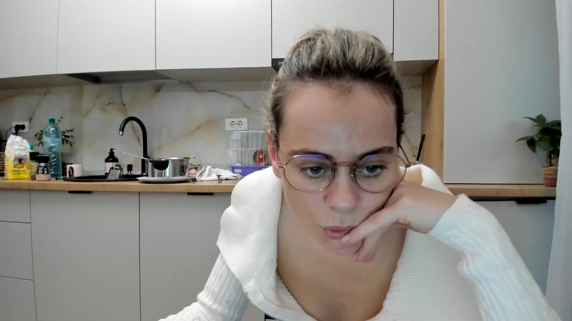 Gallery image thumbnail from DebbyPaige's myfreecams stream on, 12/09/2024, 14:44 image 17 of 20
