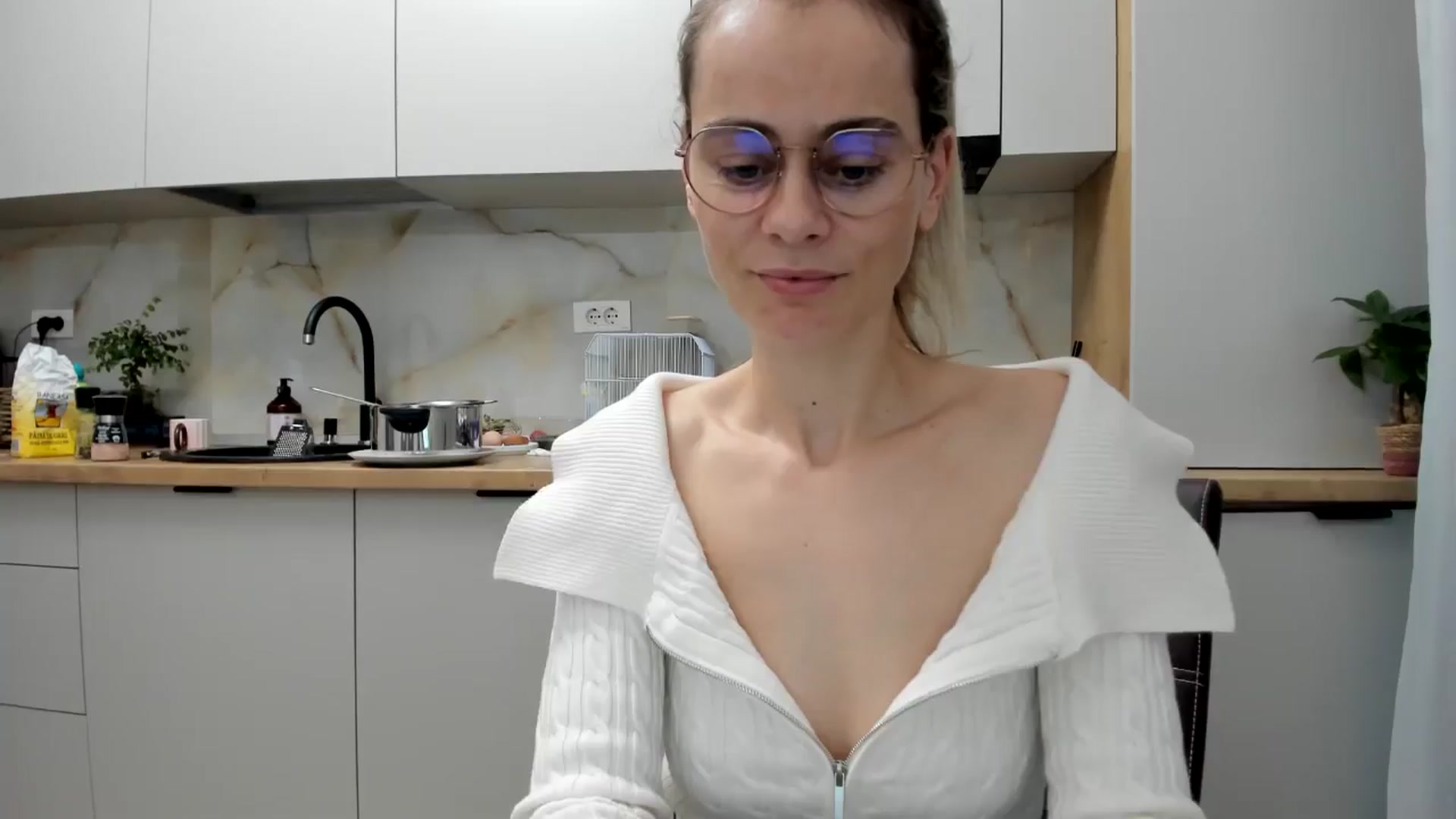 Gallery image thumbnail from DebbyPaige's myfreecams stream on, 12/09/2024, 14:44 image 19 of 20