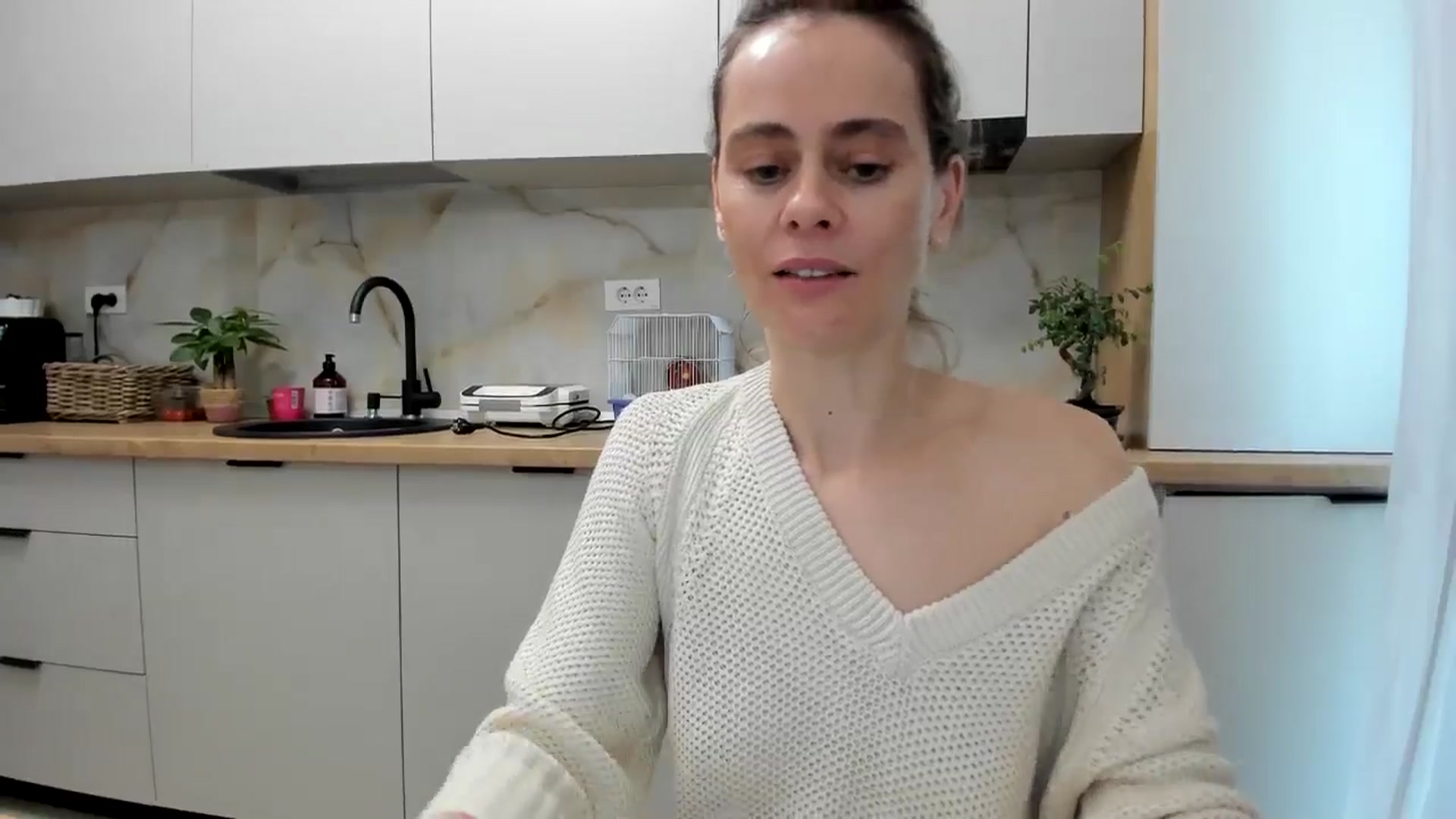 Gallery image thumbnail from DebbyPaige's myfreecams stream on, 12/18/2024, 10:51 image 12 of 20
