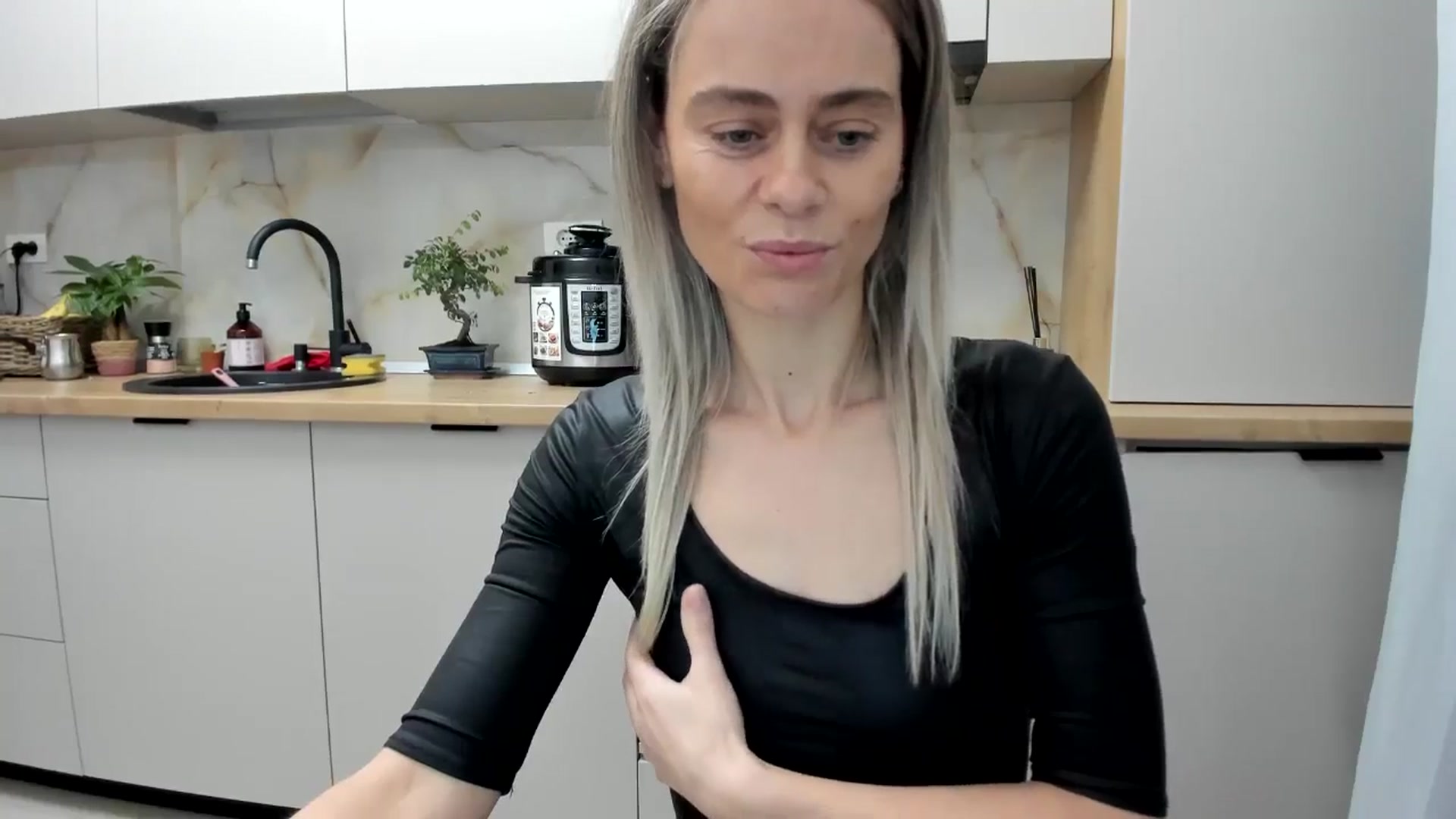 Gallery image thumbnail from DebbyPaige's myfreecams stream on, 12/19/2024, 15:34 image 15 of 20