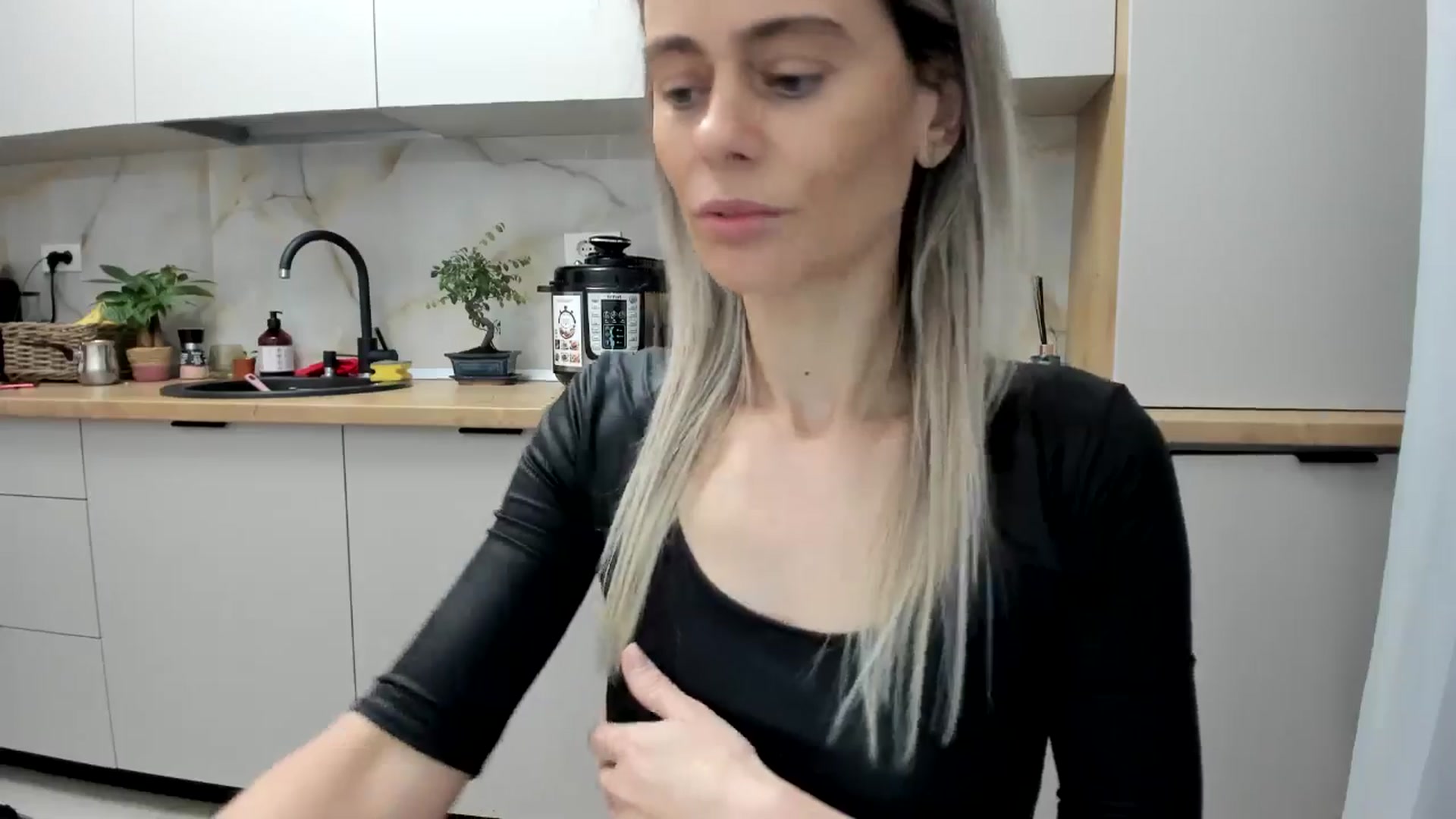 Gallery image thumbnail from DebbyPaige's myfreecams stream on, 12/19/2024, 15:34 image 11 of 20