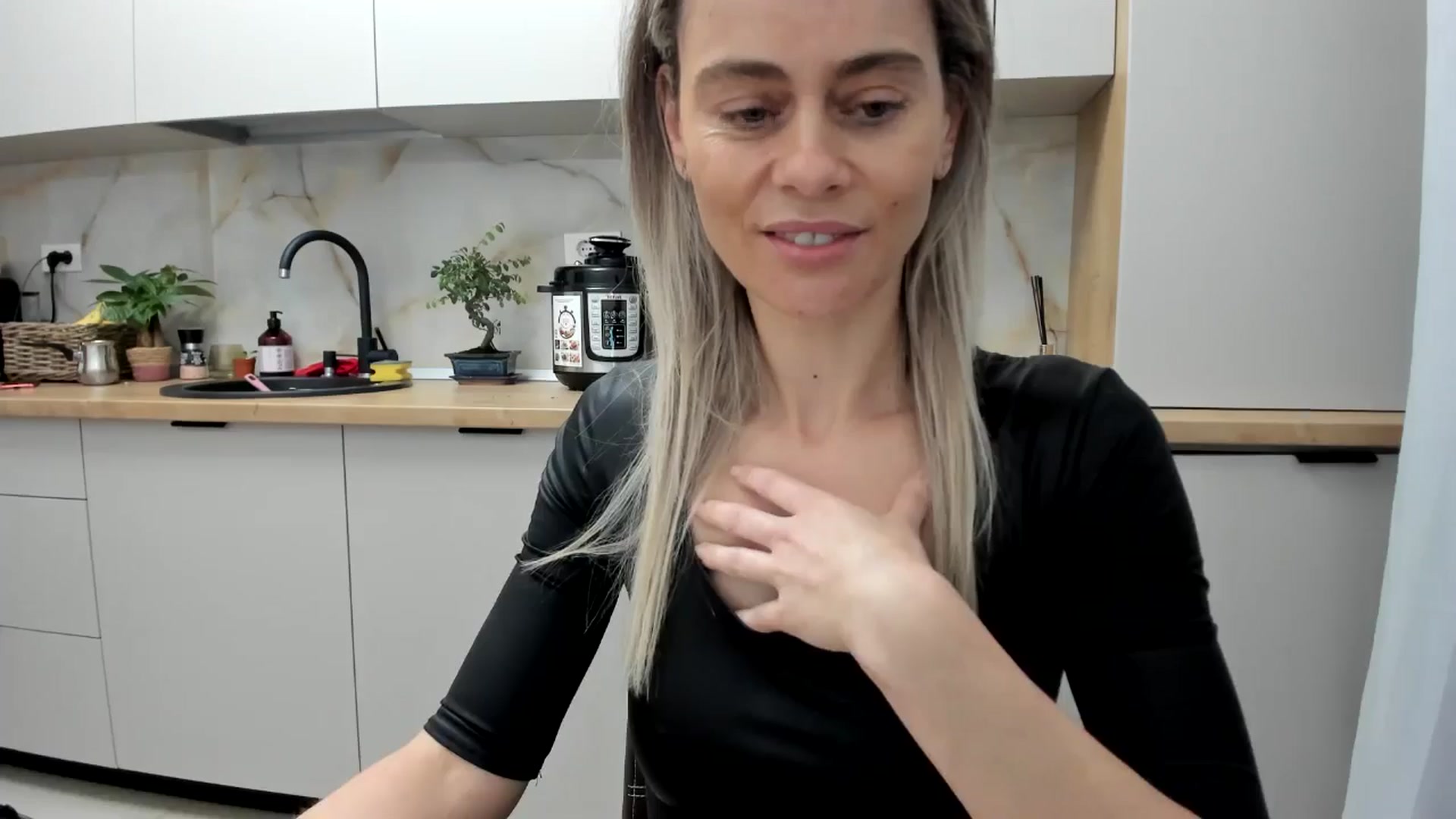 Gallery image thumbnail from DebbyPaige's myfreecams stream on, 12/19/2024, 15:34 image 10 of 20