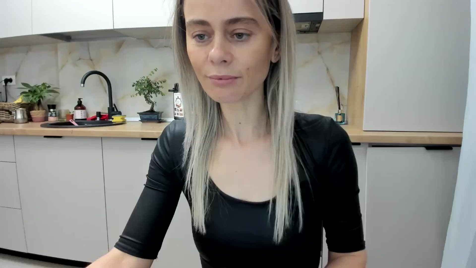 Gallery image thumbnail from DebbyPaige's myfreecams stream on, 12/19/2024, 15:34 image 13 of 20