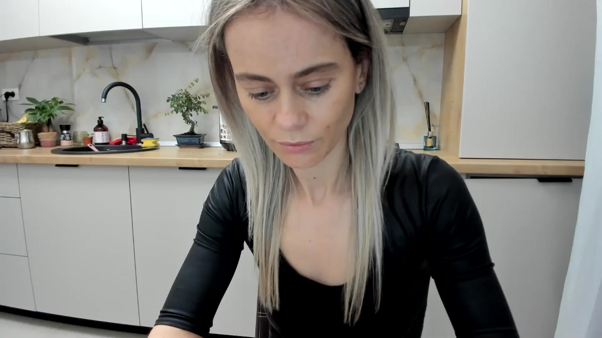 Gallery image thumbnail from DebbyPaige's myfreecams stream on, 12/19/2024, 15:34 image 12 of 20