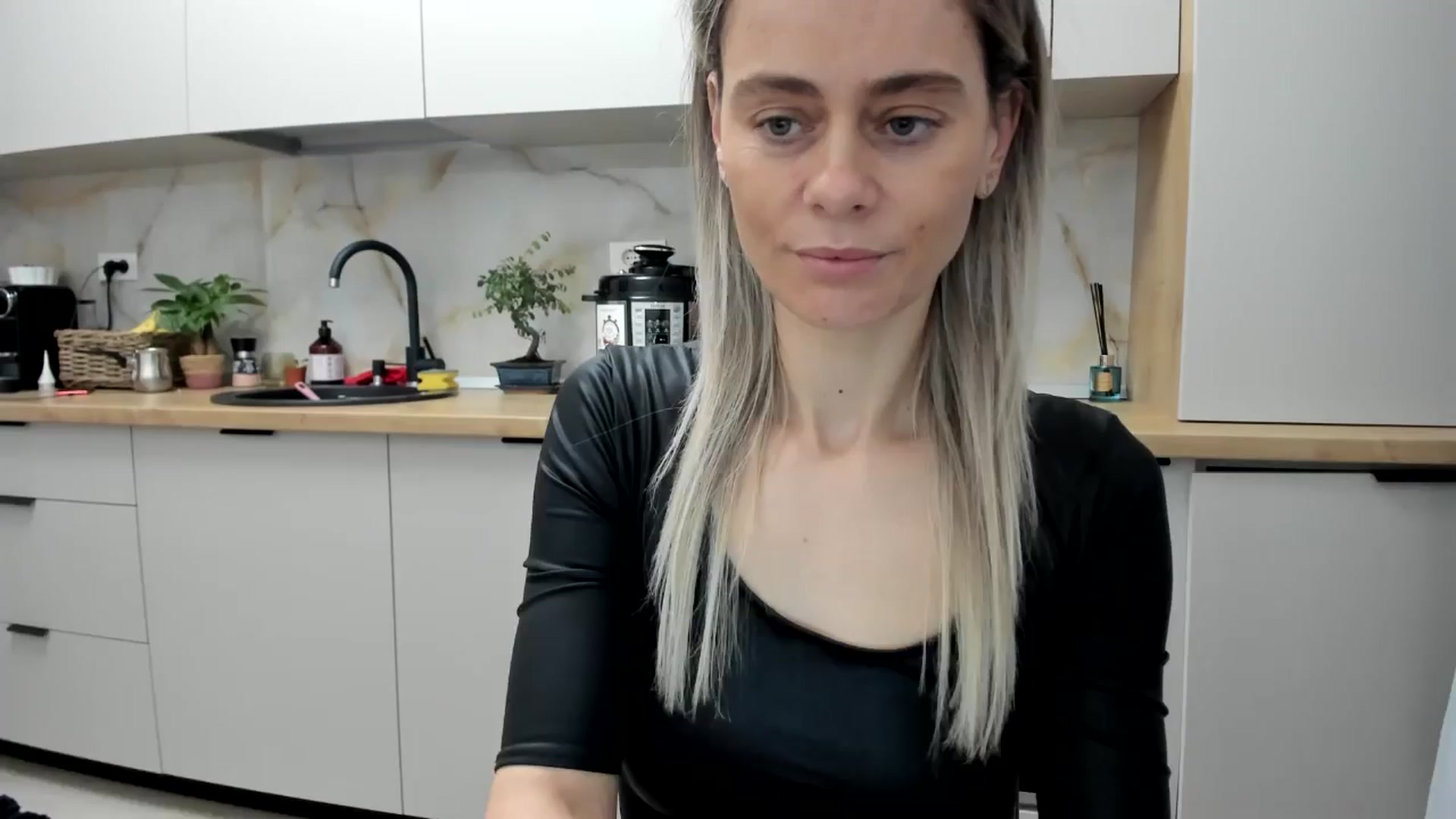 Gallery image thumbnail from DebbyPaige's myfreecams stream on, 12/19/2024, 15:34 image 19 of 20