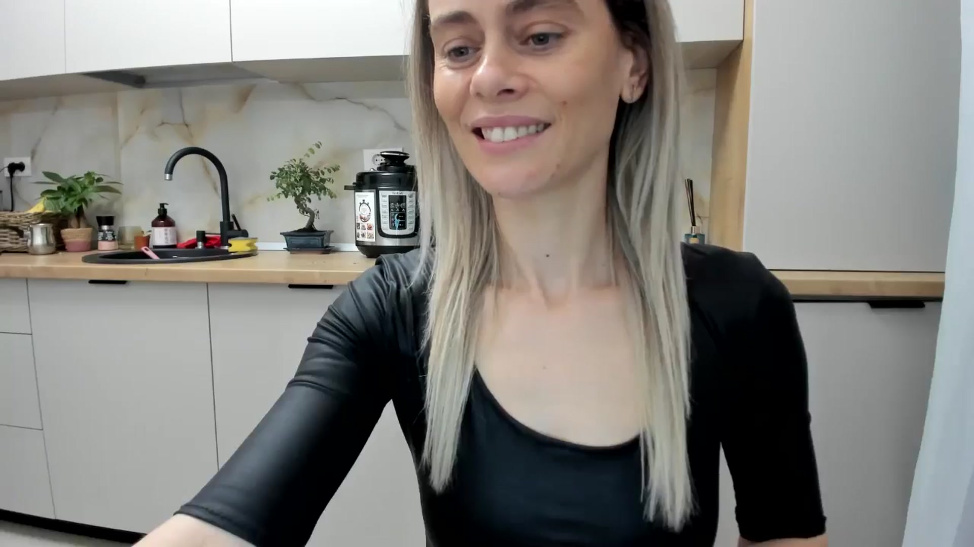 Gallery image thumbnail from DebbyPaige's myfreecams stream on, 12/19/2024, 15:34 image 17 of 20