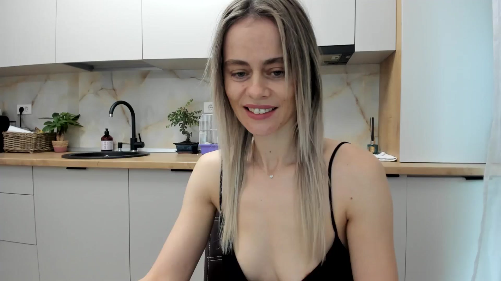 Gallery image thumbnail from DebbyPaige's myfreecams stream on, 12/21/2024, 09:21 image 15 of 20