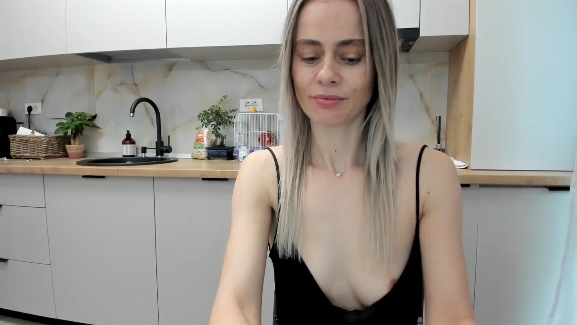 Gallery image thumbnail from DebbyPaige's myfreecams stream on, 12/21/2024, 10:10 image 18 of 20