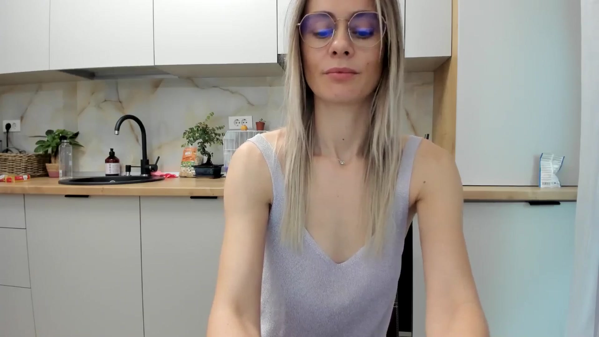 Gallery image thumbnail from DebbyPaige's myfreecams stream on, 12/21/2024, 13:10 image 14 of 20
