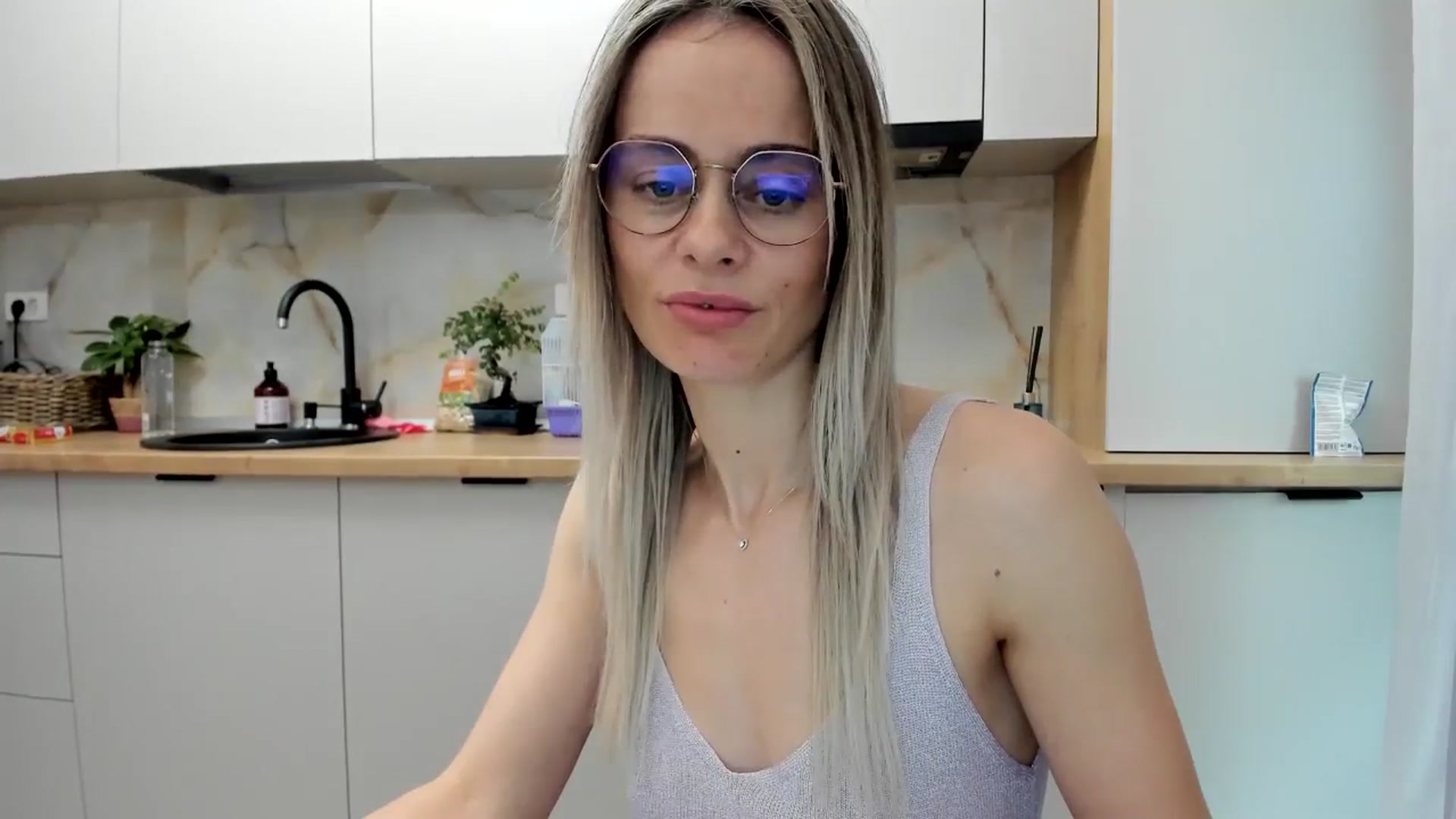 Gallery image thumbnail from DebbyPaige's myfreecams stream on, 12/21/2024, 13:10 image 16 of 20