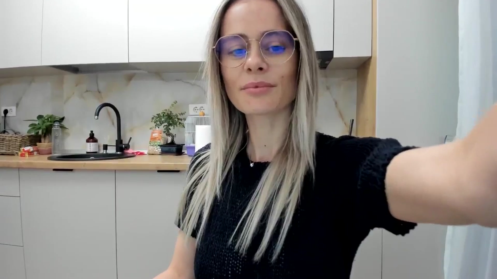 Gallery image thumbnail from DebbyPaige's myfreecams stream on, 12/21/2024, 13:52 image 7 of 20