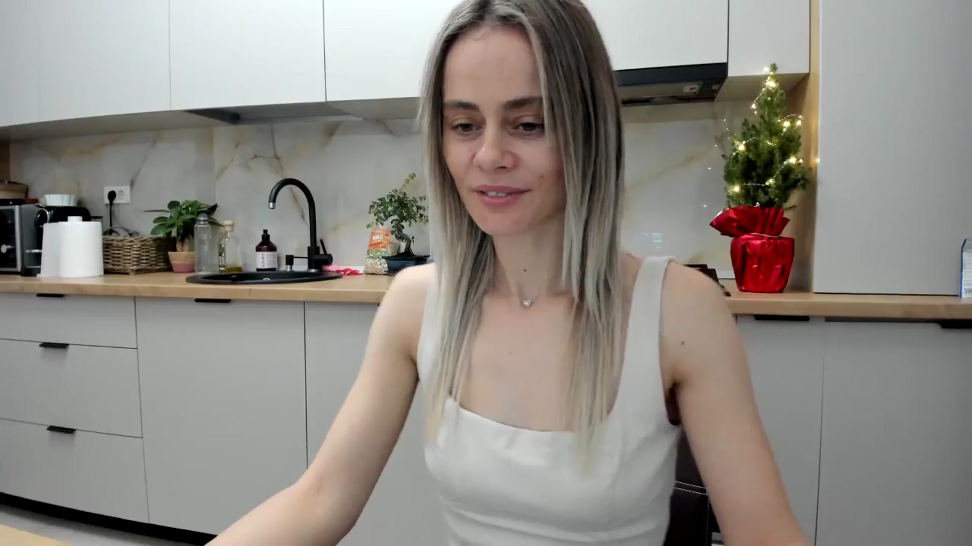 Gallery image thumbnail from DebbyPaige's myfreecams stream on, 12/21/2024, 19:25 image 10 of 20
