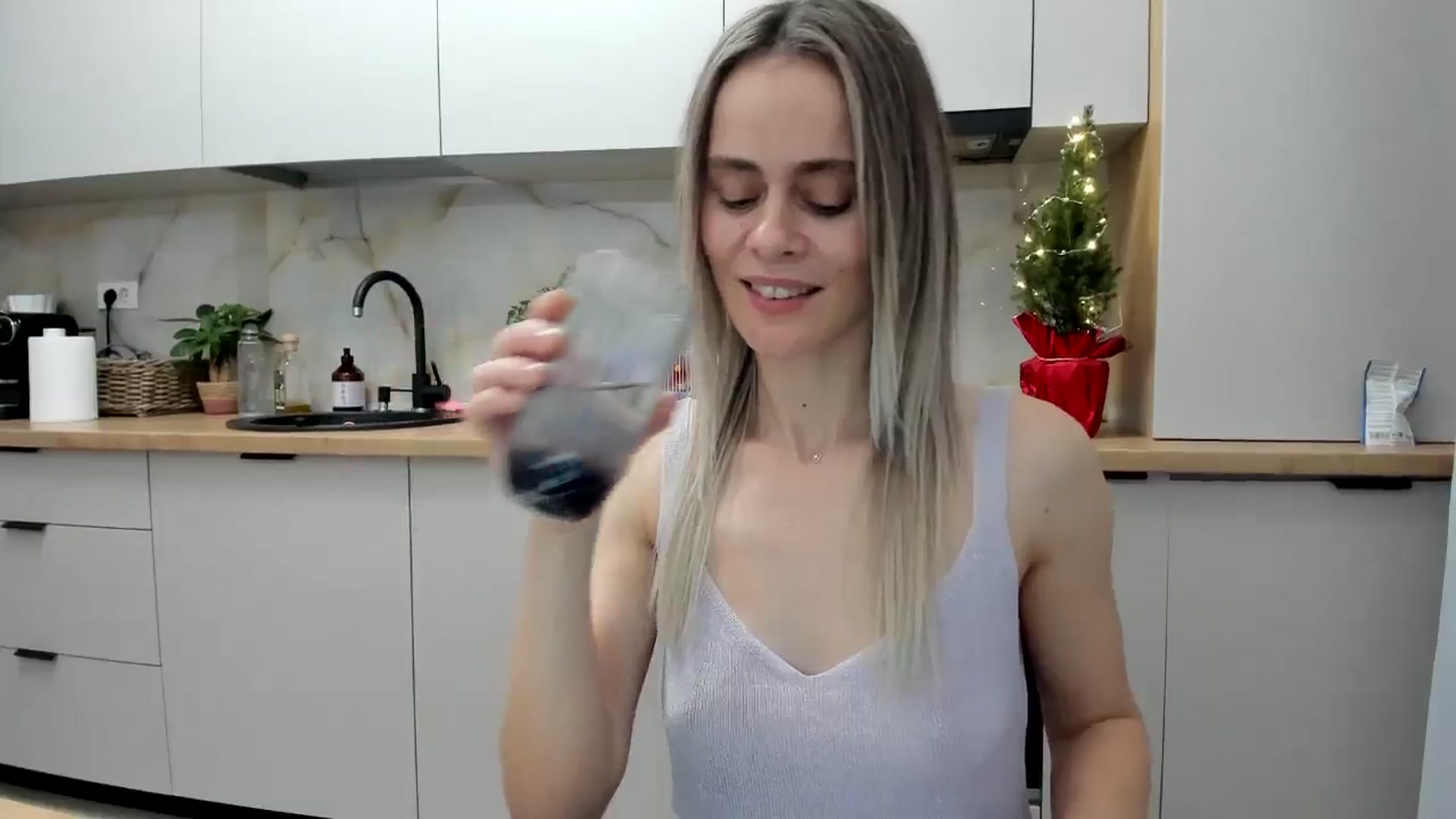 Gallery image thumbnail from DebbyPaige's myfreecams stream on, 12/21/2024, 19:25 image 19 of 20