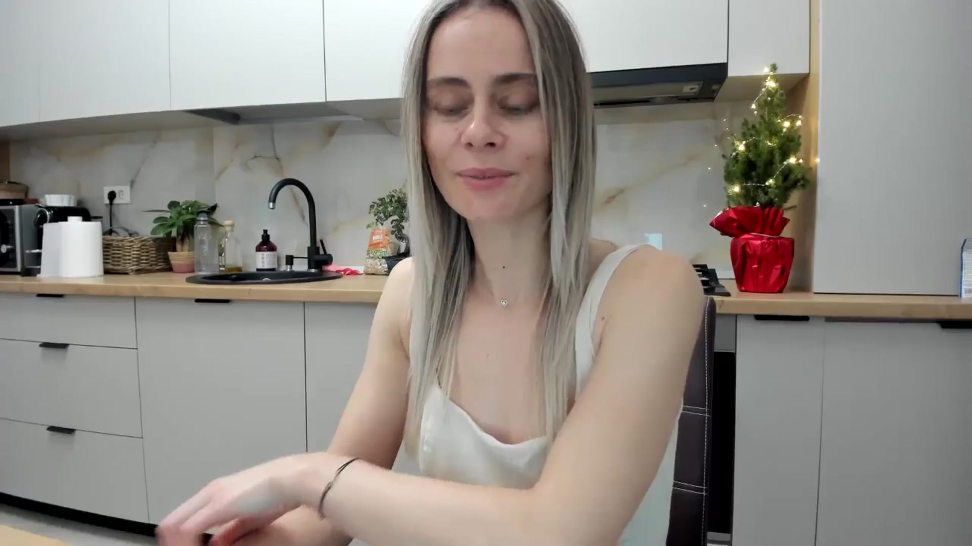 Gallery image thumbnail from DebbyPaige's myfreecams stream on, 12/21/2024, 19:25 image 11 of 20