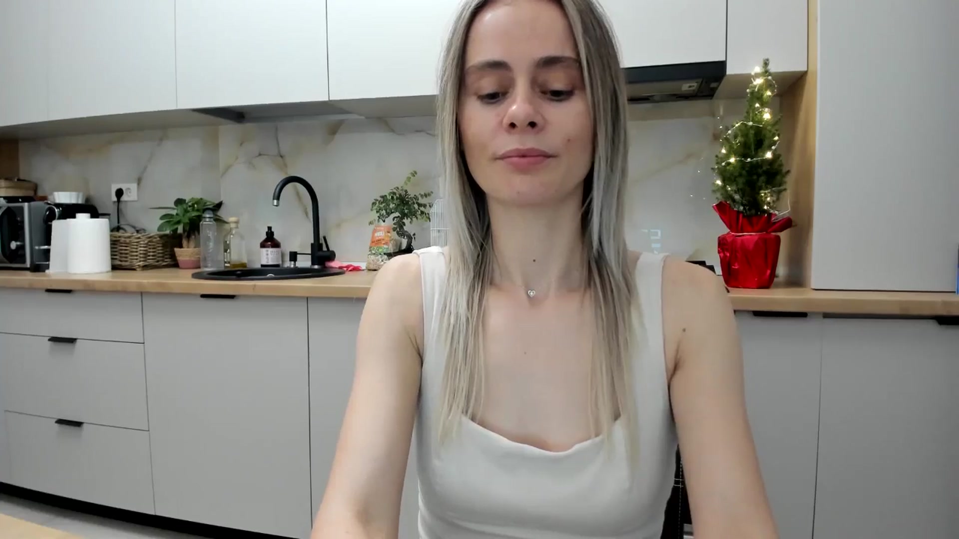 Gallery image thumbnail from DebbyPaige's myfreecams stream on, 12/21/2024, 19:25 image 13 of 20