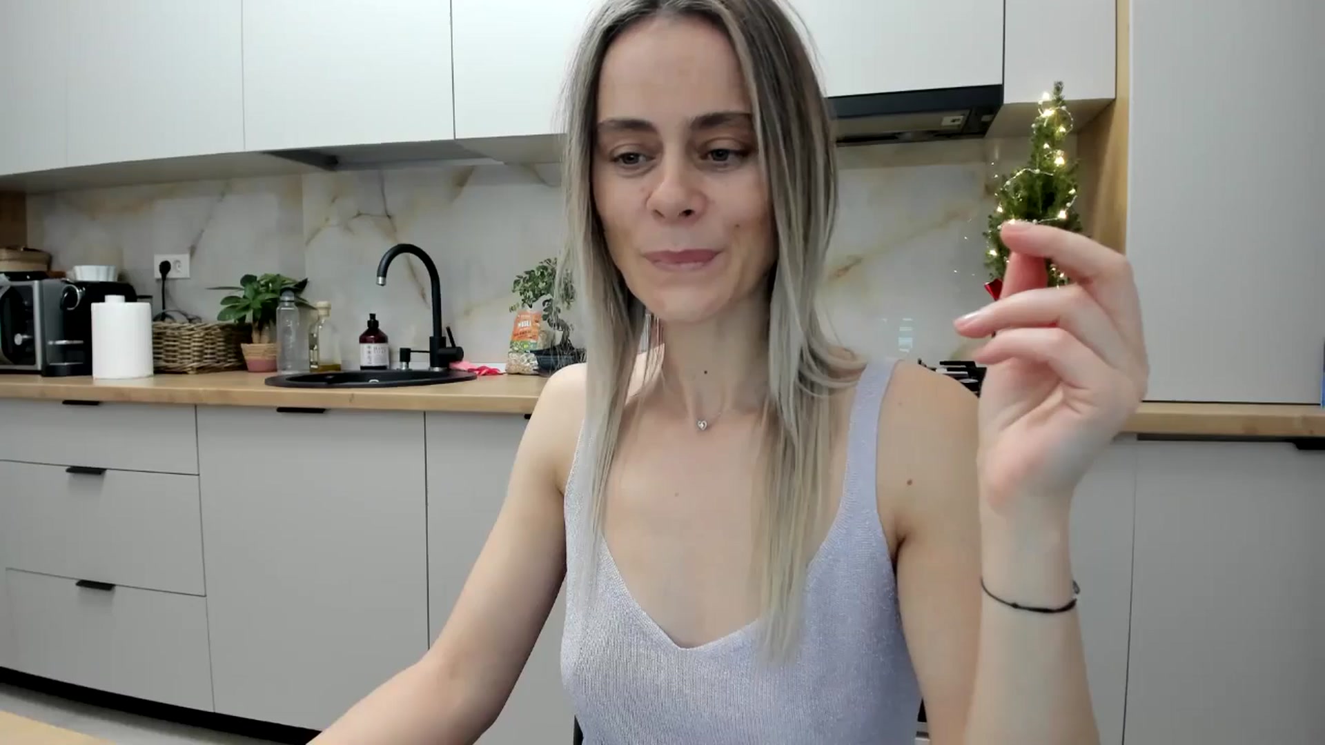 Gallery image thumbnail from DebbyPaige's myfreecams stream on, 12/21/2024, 19:25 image 16 of 20