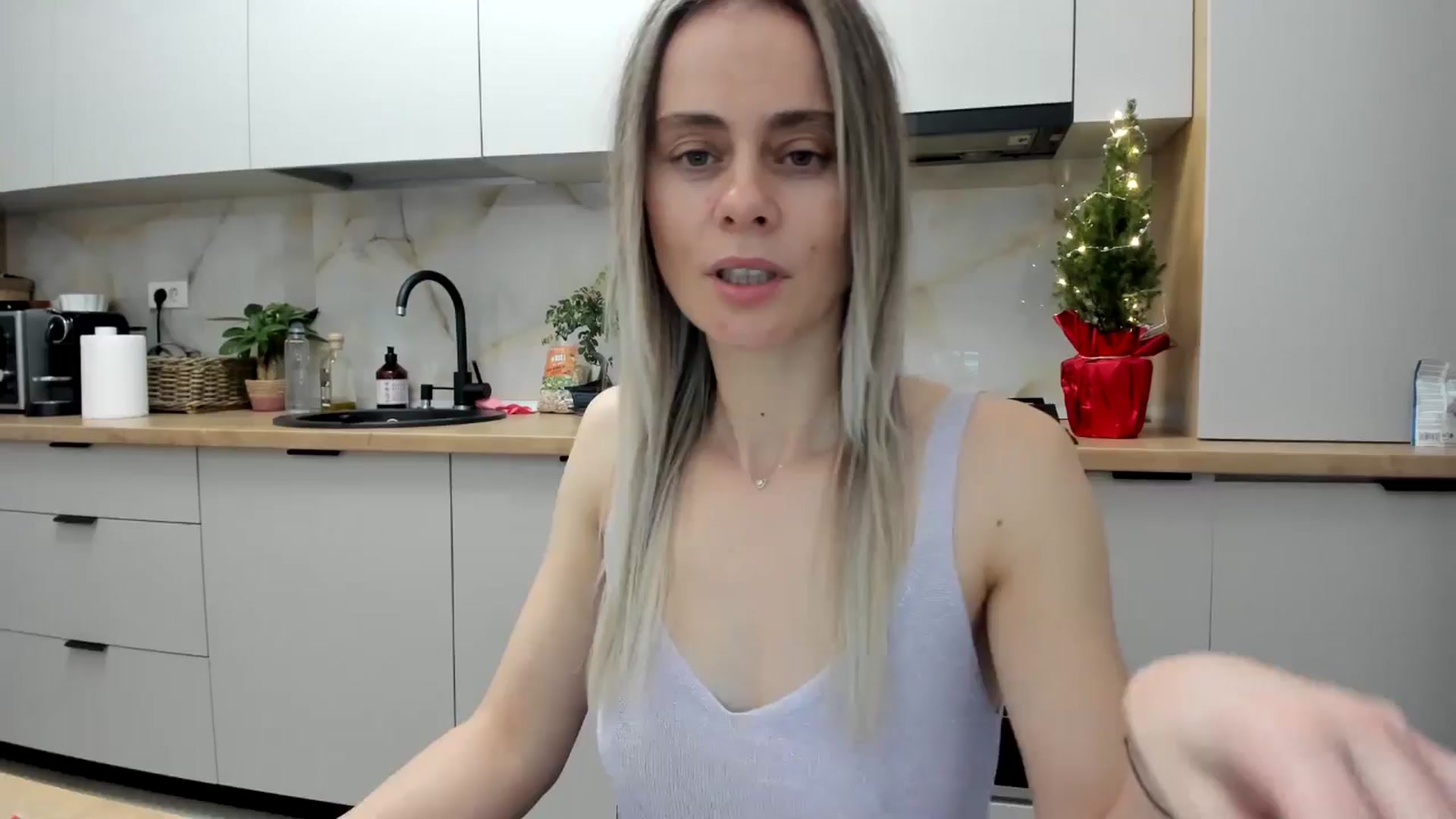 Gallery image thumbnail from DebbyPaige's myfreecams stream on, 12/21/2024, 19:25 image 18 of 20