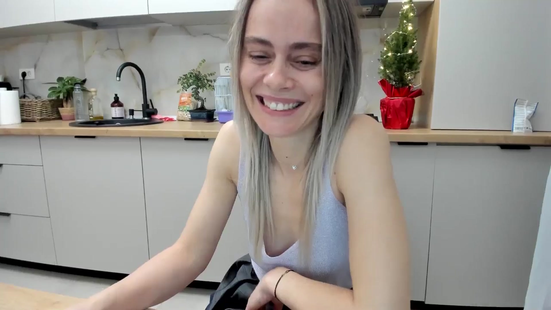 Gallery image thumbnail from DebbyPaige's myfreecams stream on, 12/21/2024, 21:17 image 17 of 20
